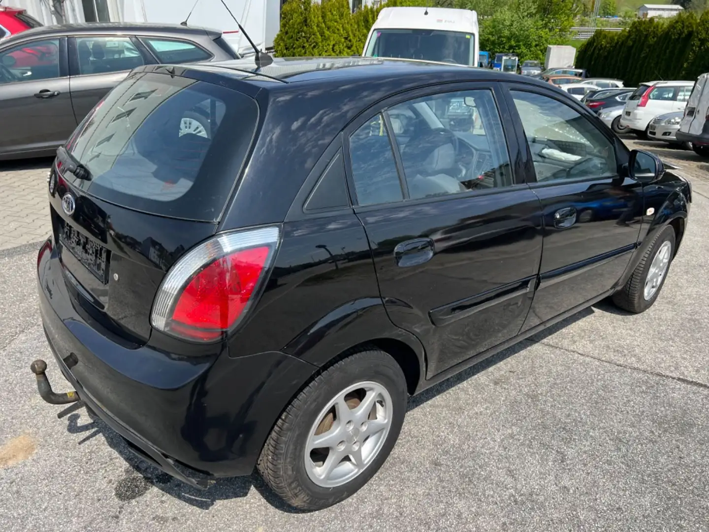 Kia Rio Kleinwagen in Schwarz gebraucht in Passau für € 1.150