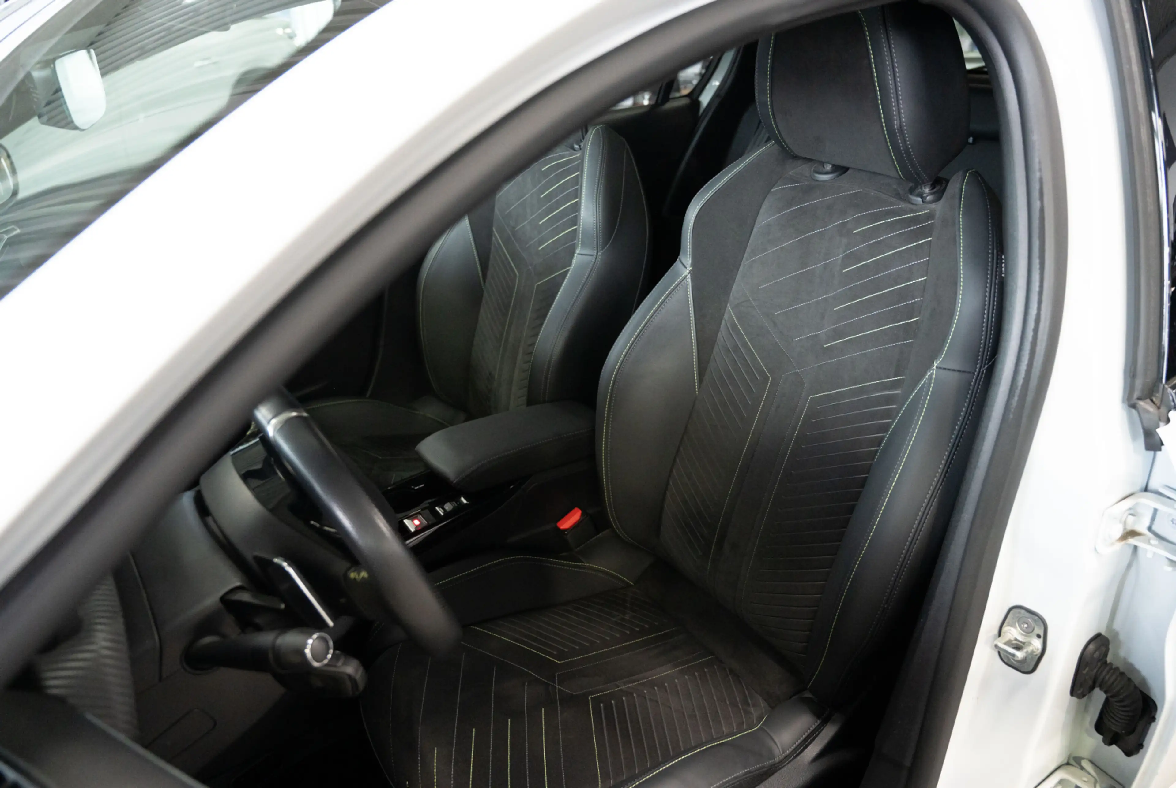 Peugeot 208 GT 1.2 Hybrid 100 e-DSC6 *DRIVE-ASSIST+*MIRRORSCREEN* — photo 6