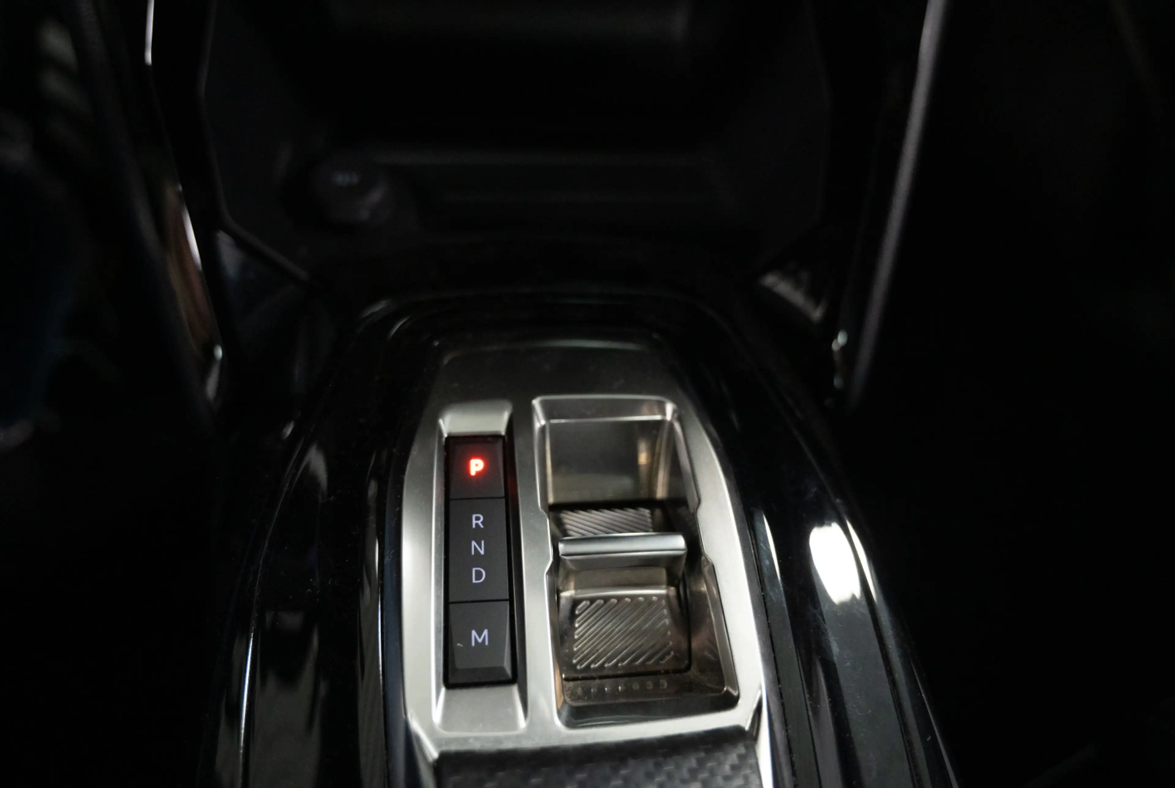 Peugeot 208 GT 1.2 Hybrid 100 e-DSC6 *DRIVE-ASSIST+*MIRRORSCREEN* — photo 10