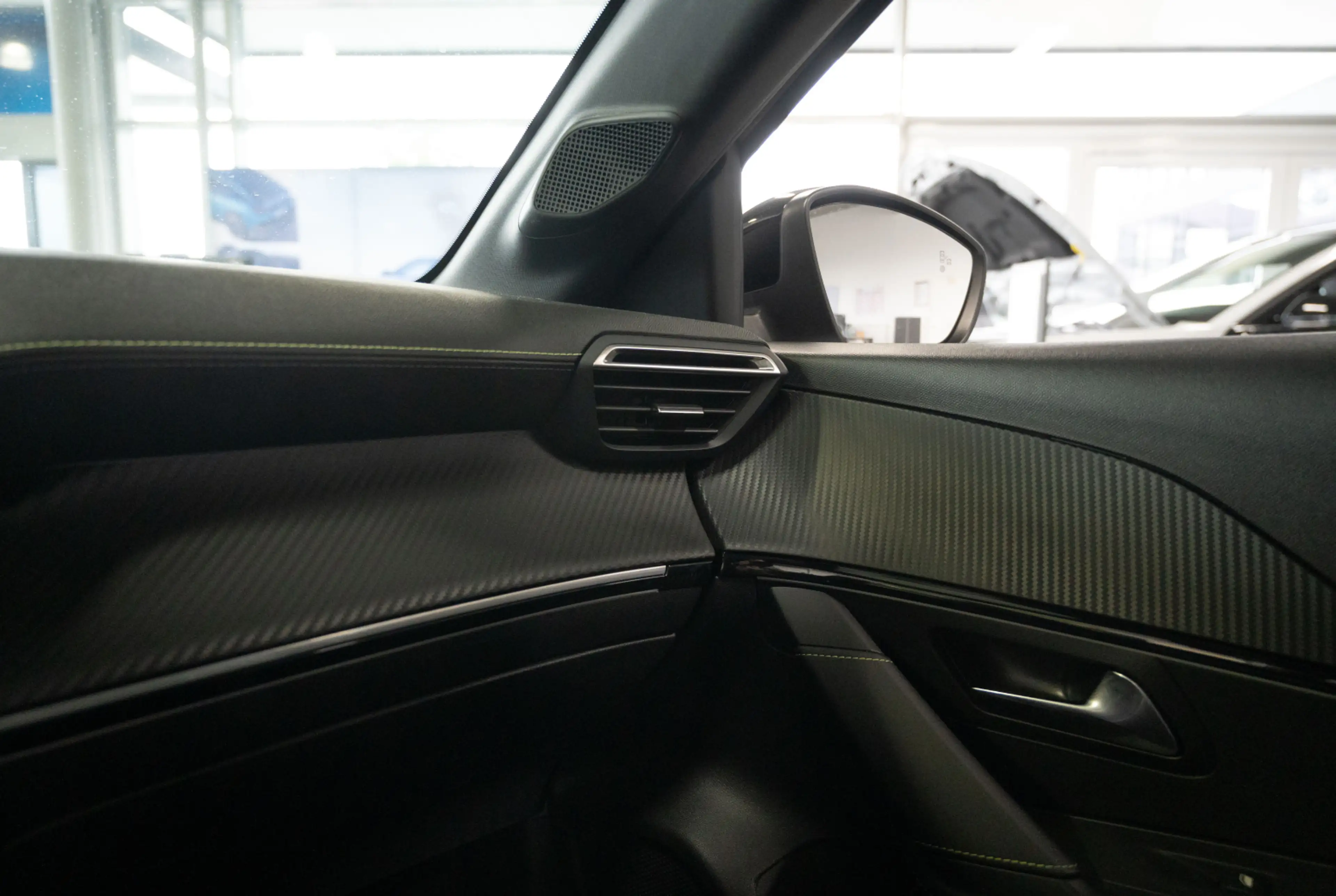 Peugeot 208 GT 1.2 Hybrid 100 e-DSC6 *DRIVE-ASSIST+*MIRRORSCREEN* — photo 12