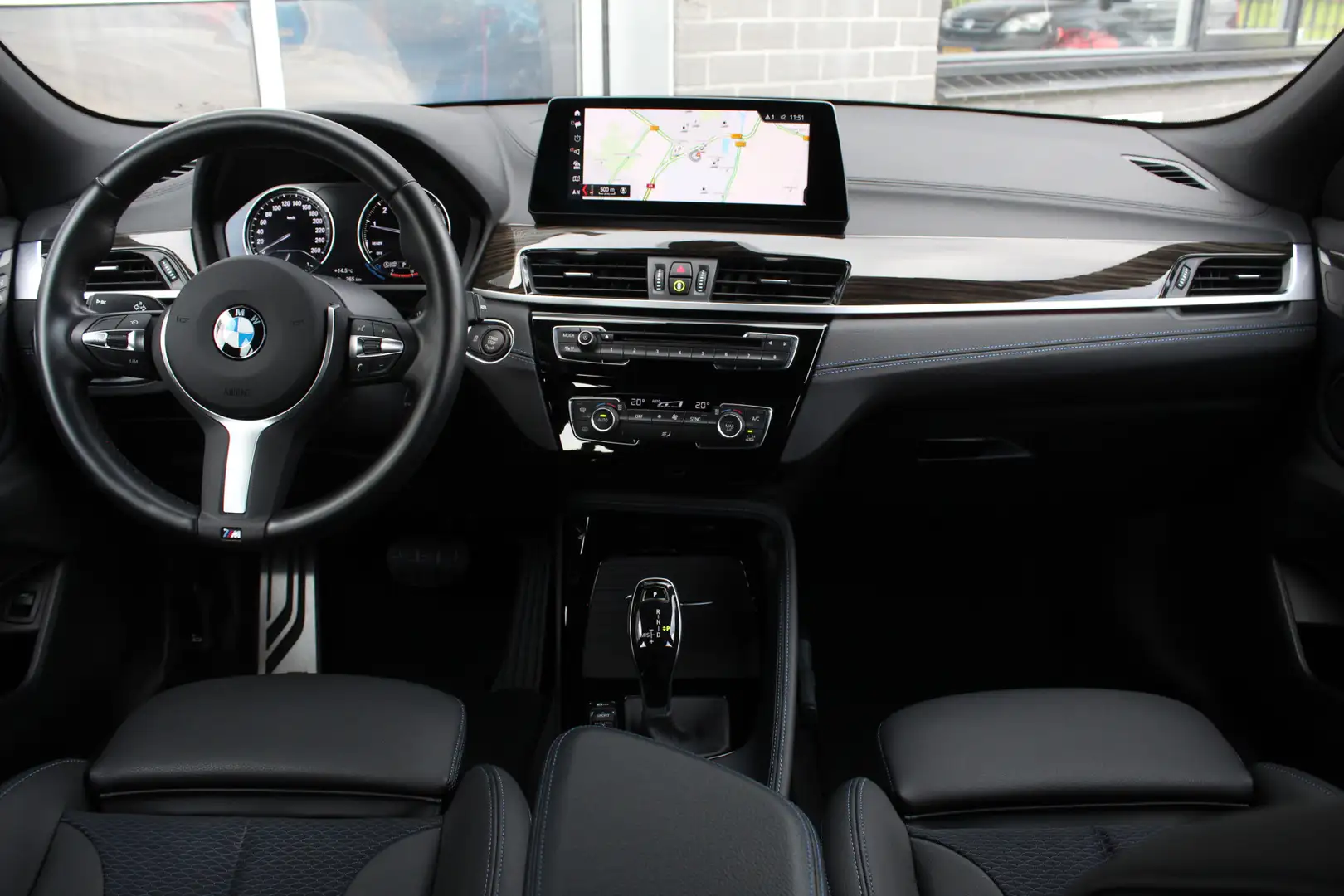 BMW X2 sDrive20i Executive Edition / M-Sport / Carplay / Sárga - 2