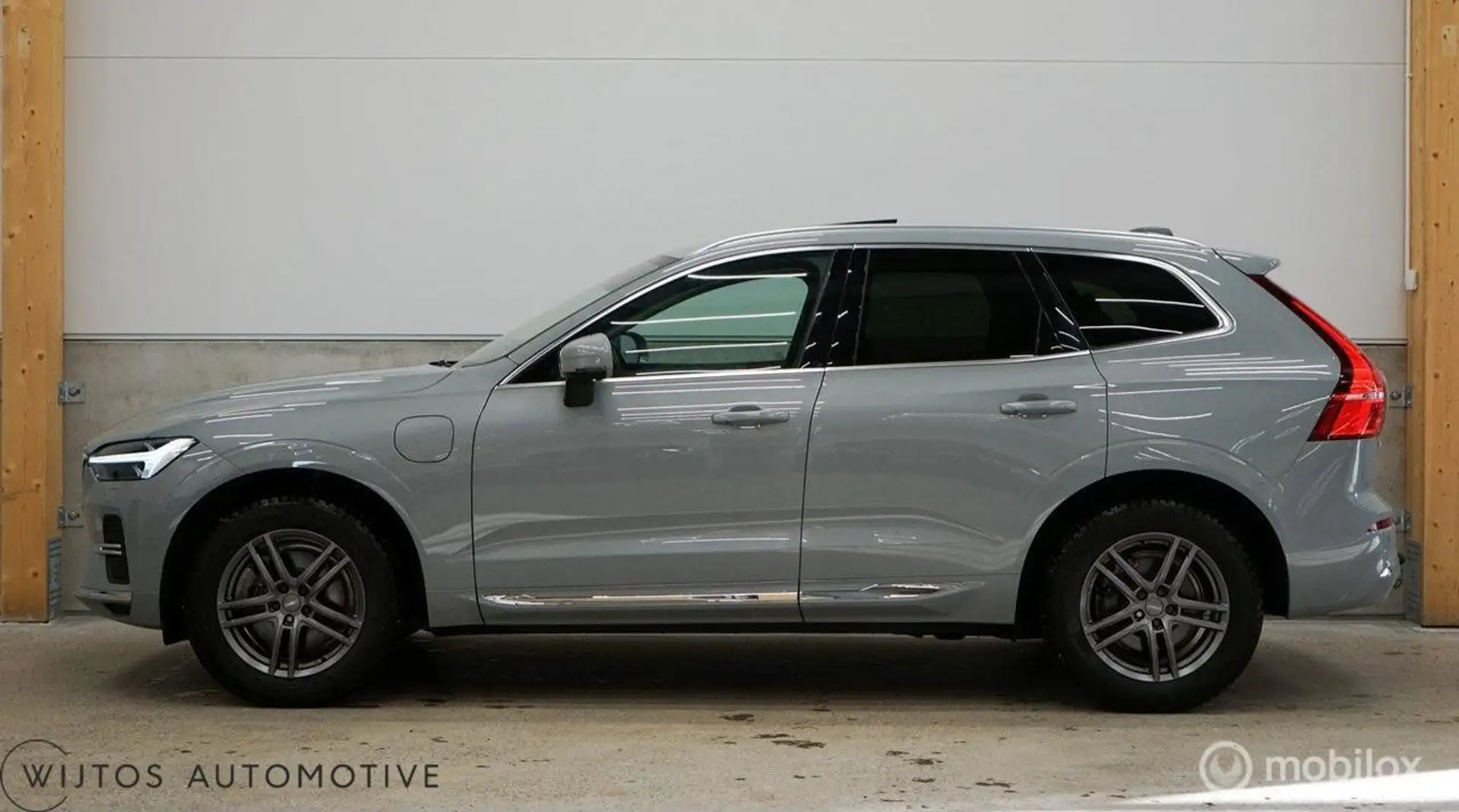 Volvo XC60 2.0 T6 Plug-in hybrid AWD Core Bright,pano, trekh Gris - 1