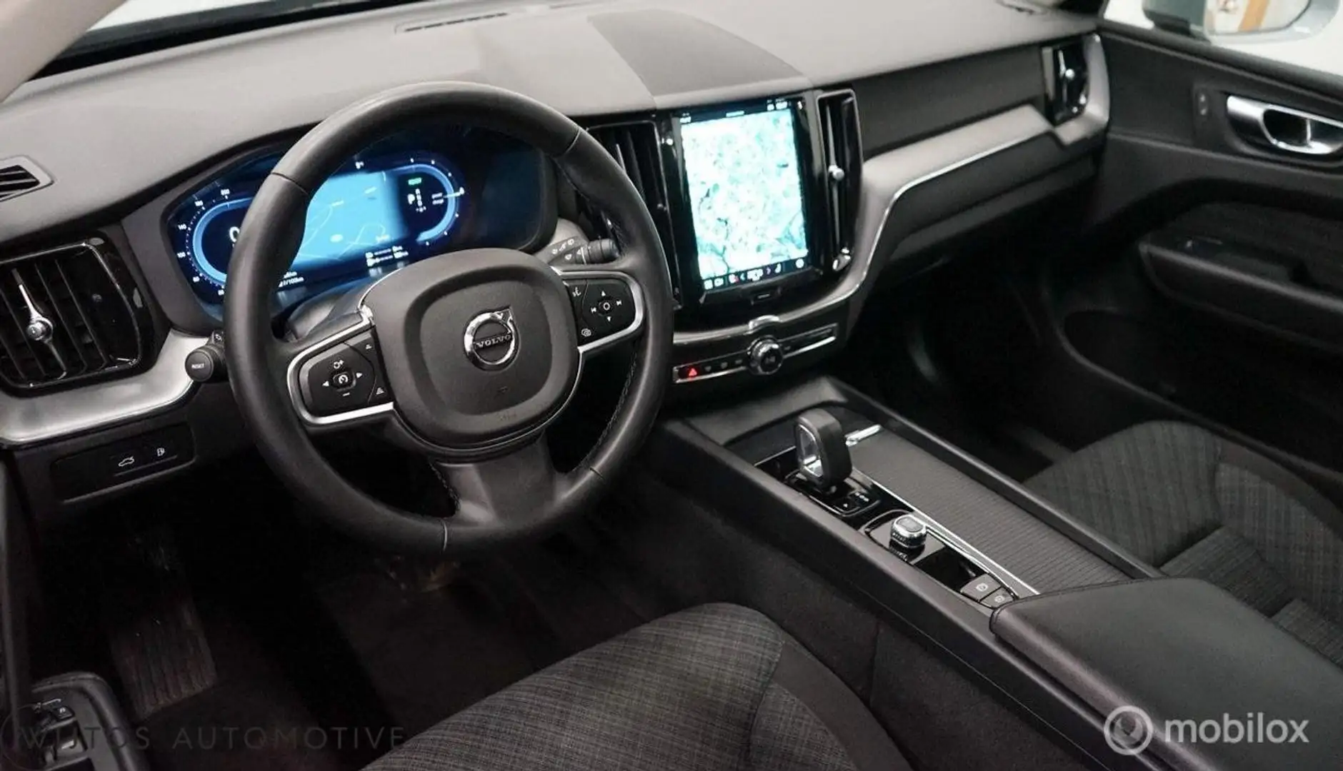 Volvo XC60 2.0 T6 Plug-in hybrid AWD Core Bright,pano, trekh Gris - 2