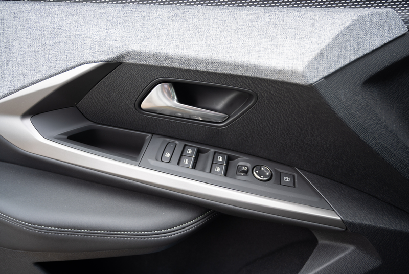 Peugeot 5008 GT HYBRID 145 e-DSC6 — photo 11