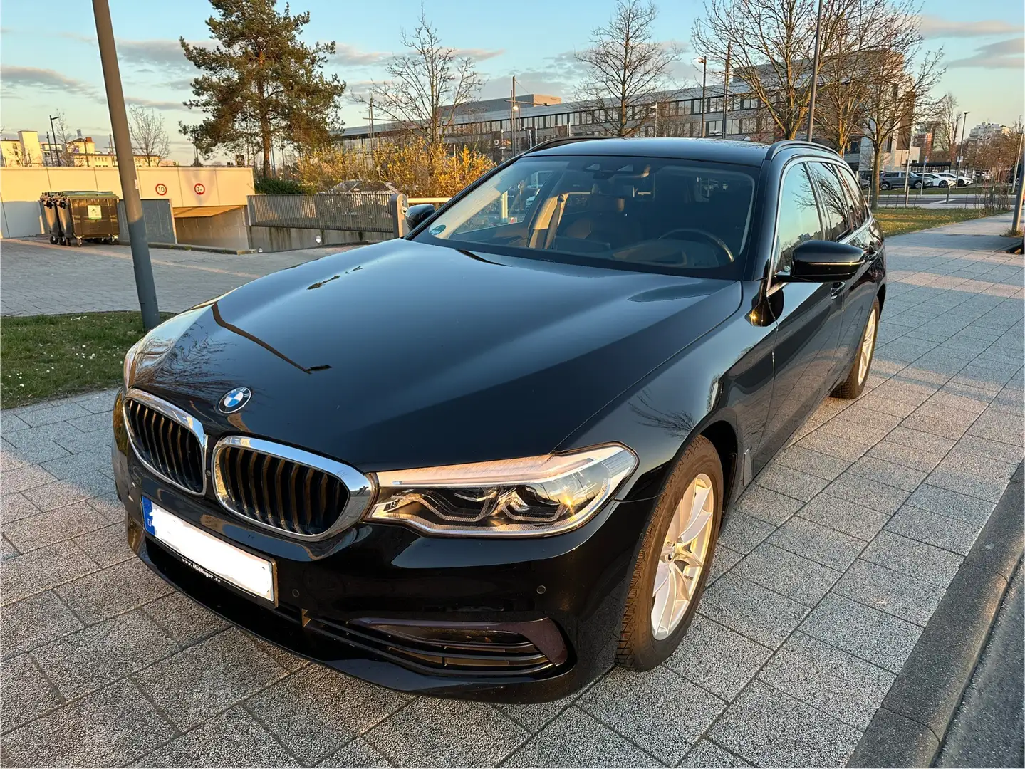 BMW 520 xDrive Sport Line STNDH+HUD+ACC+360+TLEDER Schwarz - 1