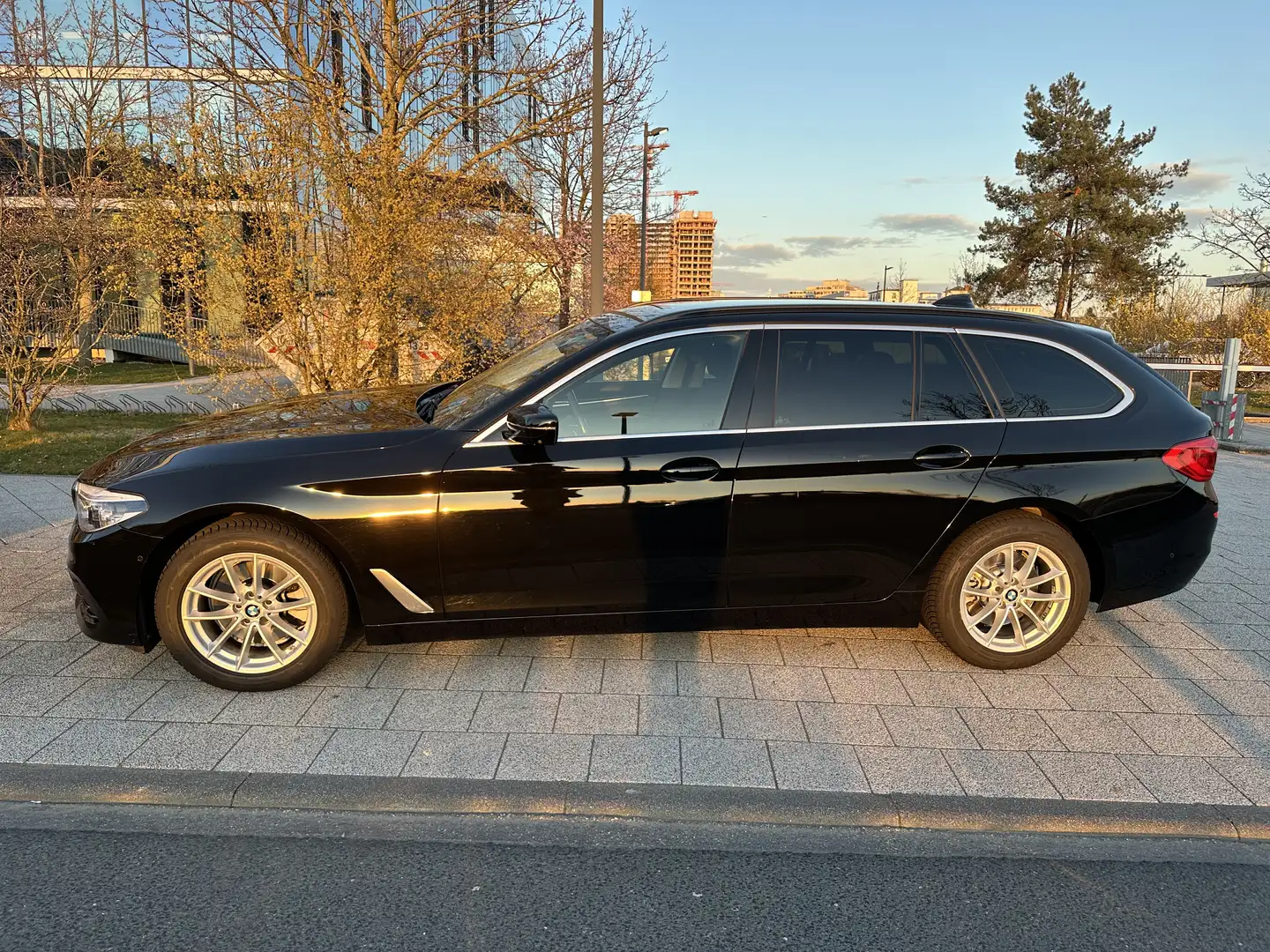 BMW 520 xDrive Sport Line STNDH+HUD+ACC+360+TLEDER Schwarz - 2