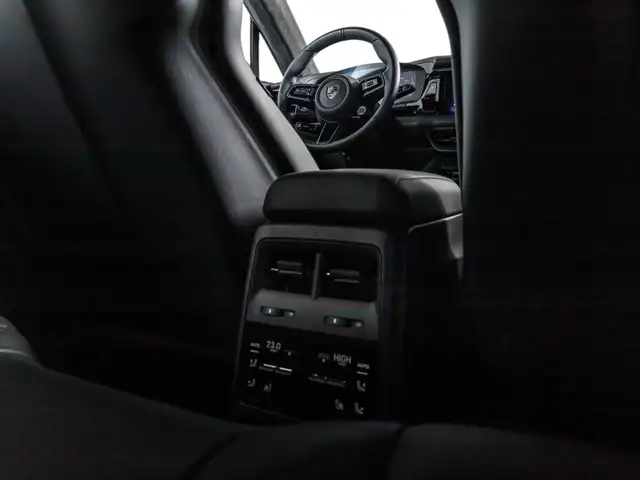 Porsche Macan view 14