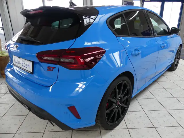 Ford Focus view 3
