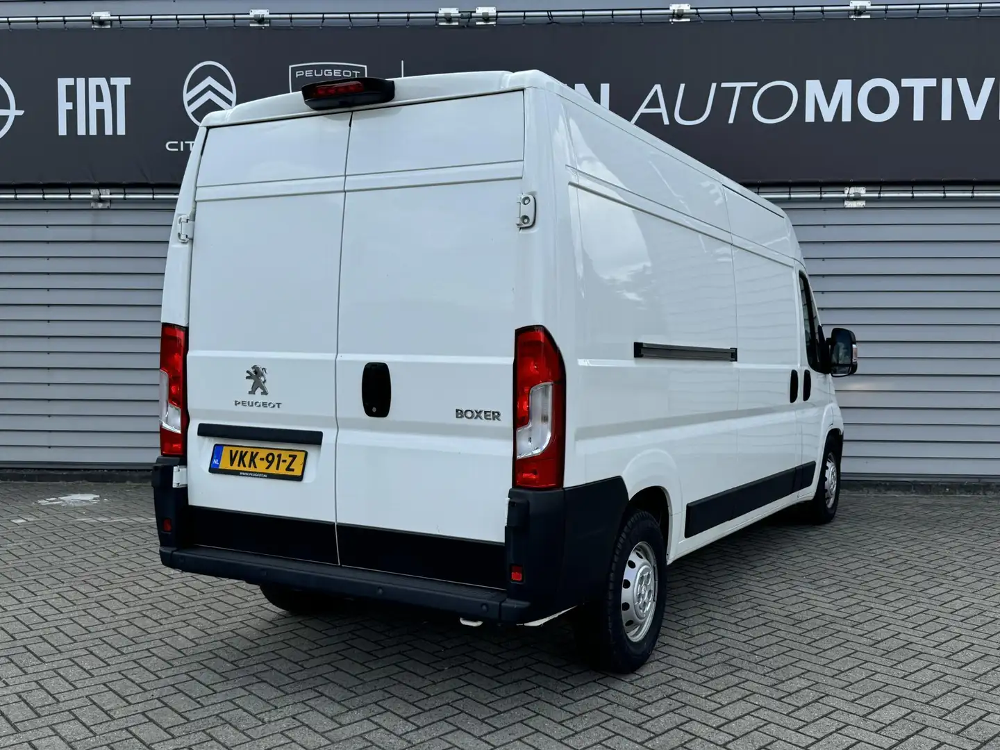 Peugeot Boxer 435 L3H2 Zwaar Premium-70KWh 3-Pers. | Navigatie | Blanco - 2