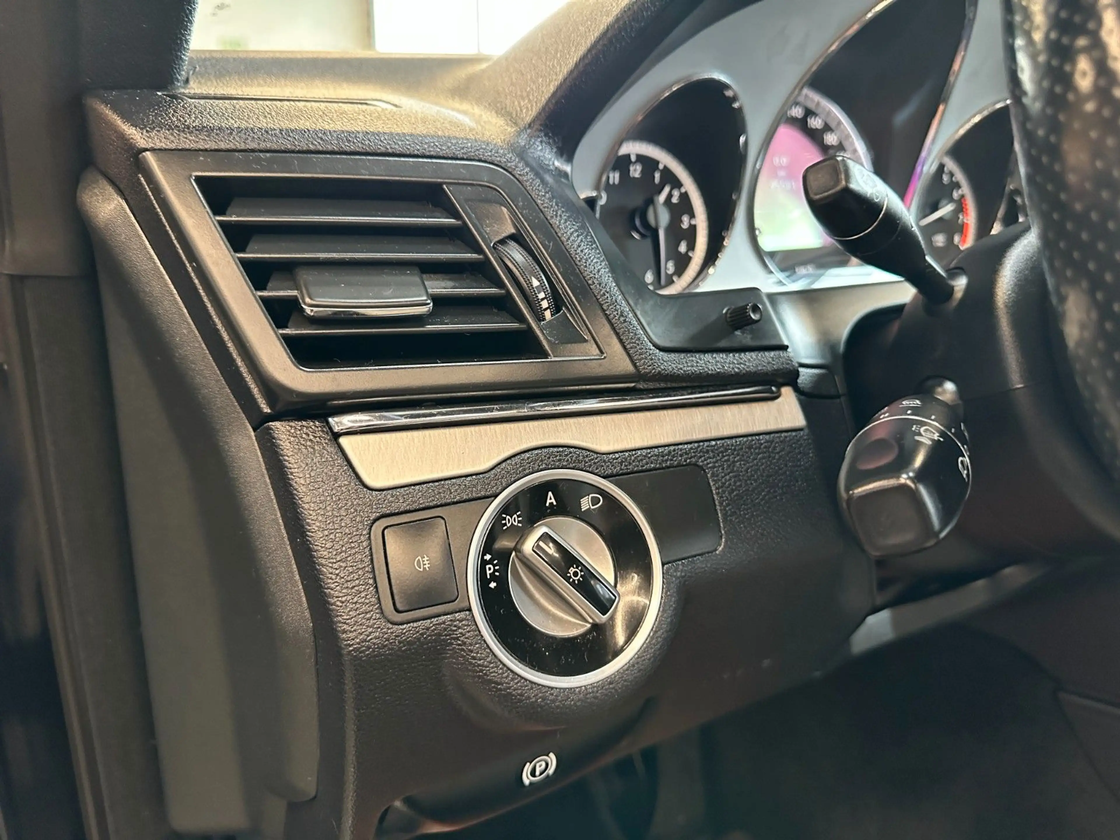 Mercedes-Benz E 200 *NACKENHZ*SITZHZ/Belüftung*NAVI*PDC*TEMPO* — photo 10