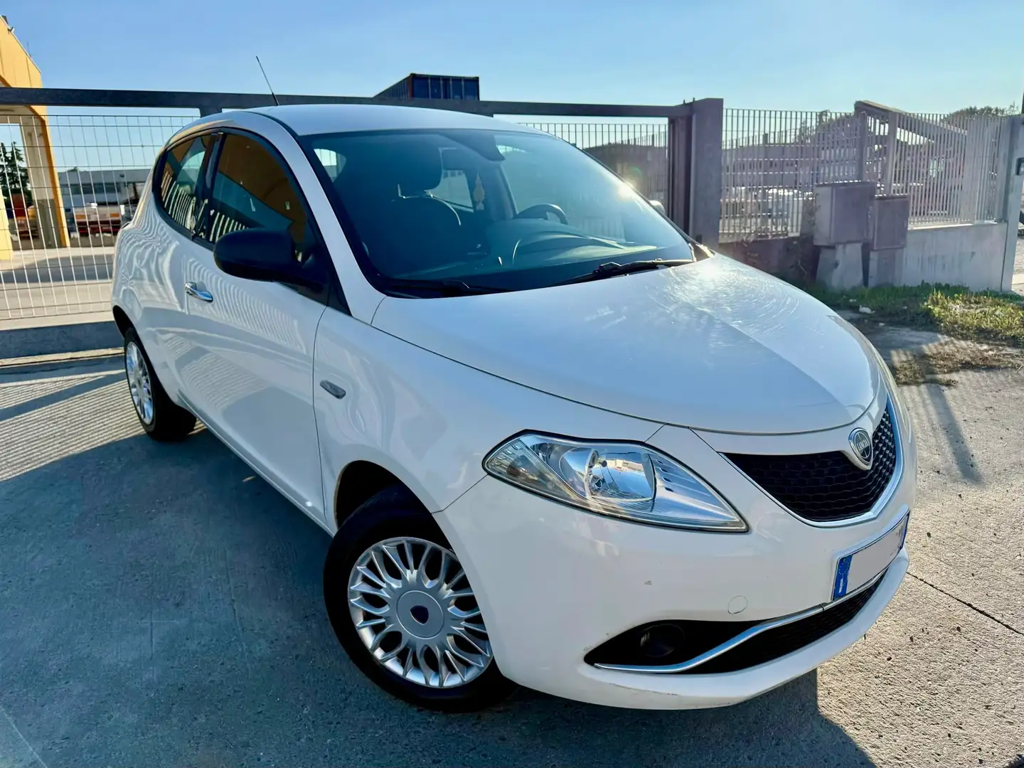 Lancia Ypsilon Ypsilon 0.9 t.air Gold ecochic metano 80cv Bianco - 1