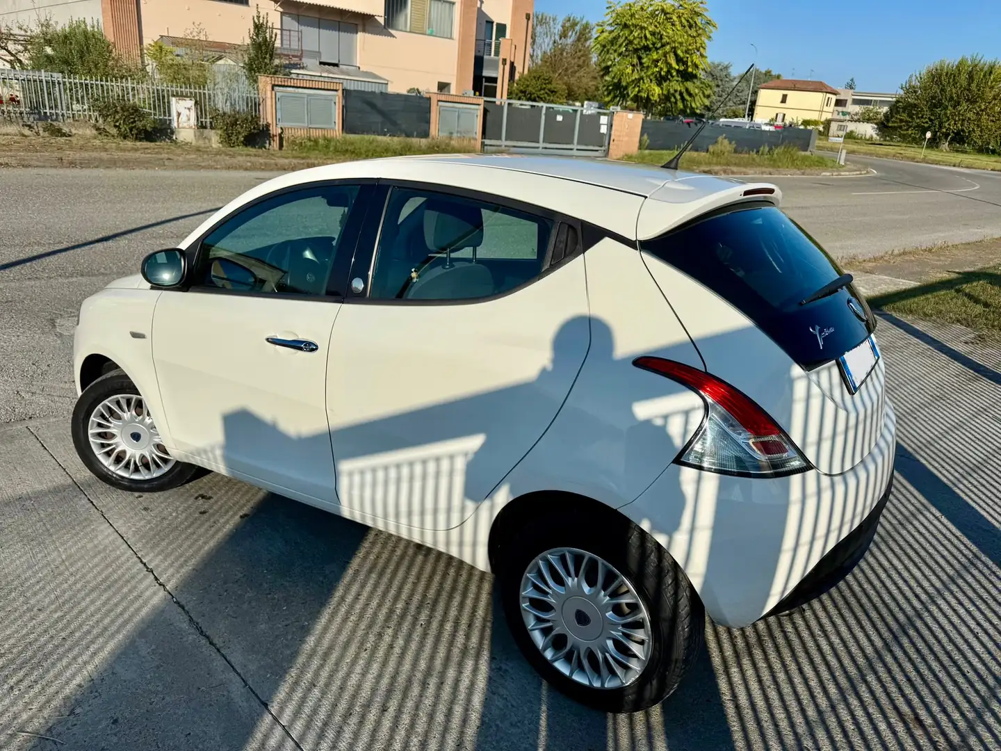 Lancia Ypsilon Ypsilon 0.9 t.air Gold ecochic metano 80cv Bianco - 2