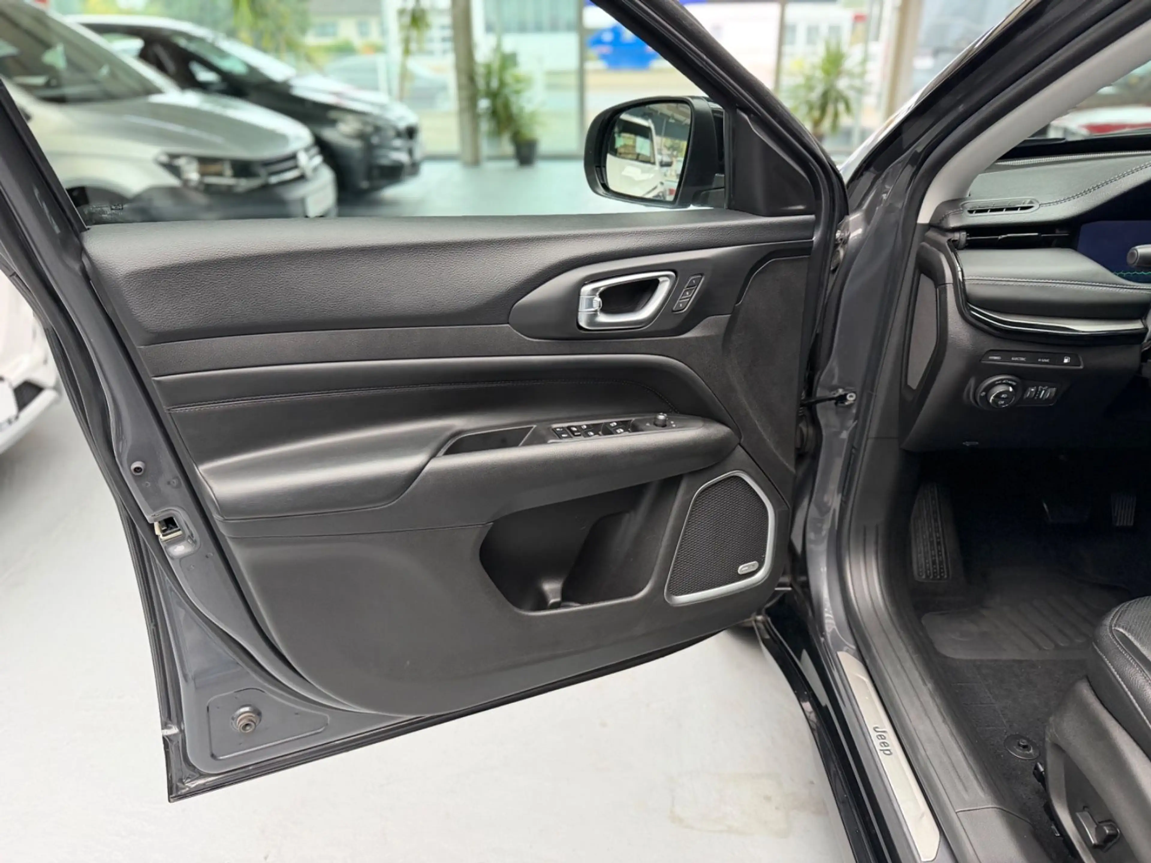 Jeep Compass S Plug-In Hybrid 4WD Kamera PANO LED SHZ — photo 12