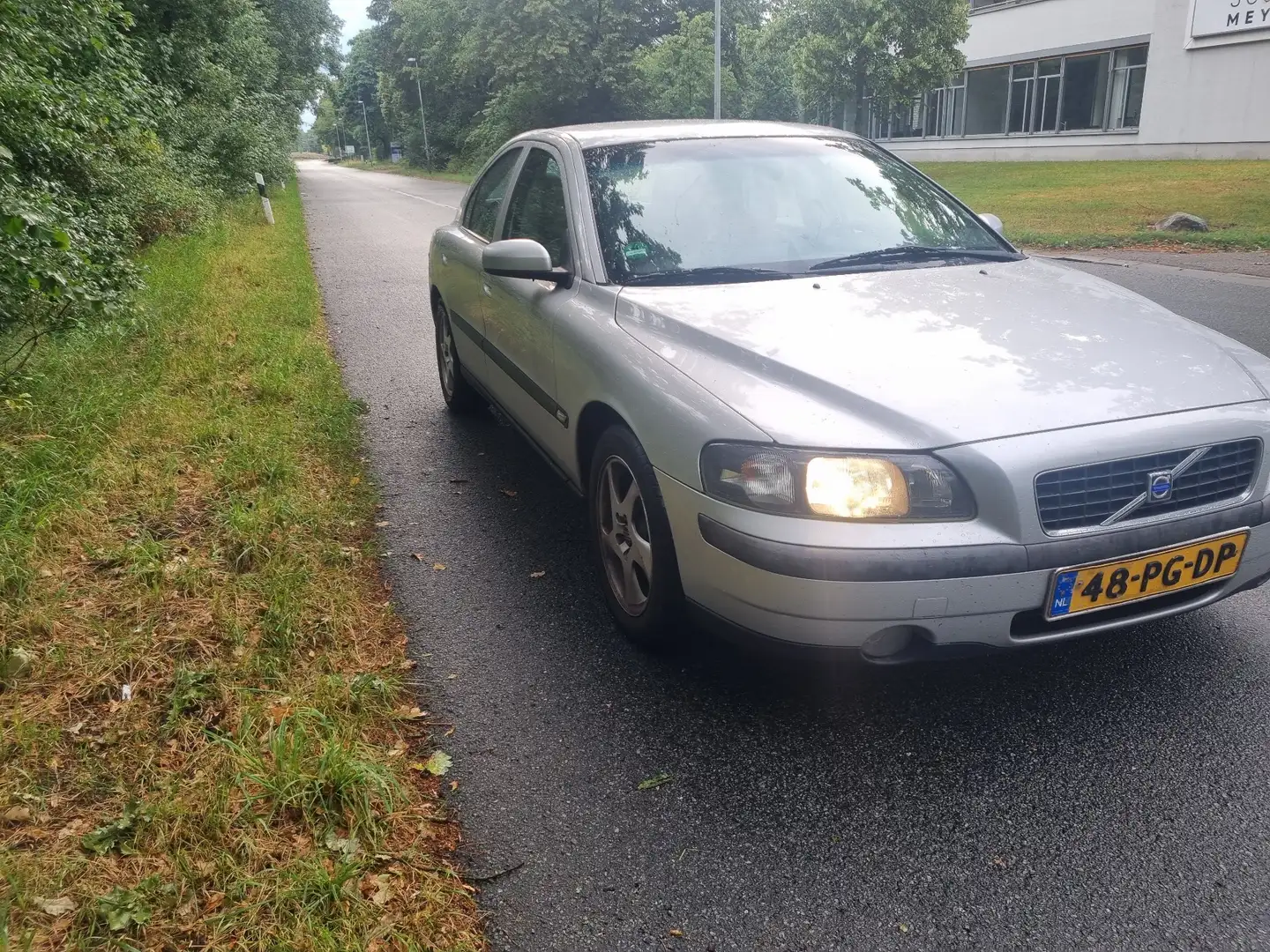 Volvo S60 2.4 Sports Edition Gris - 2
