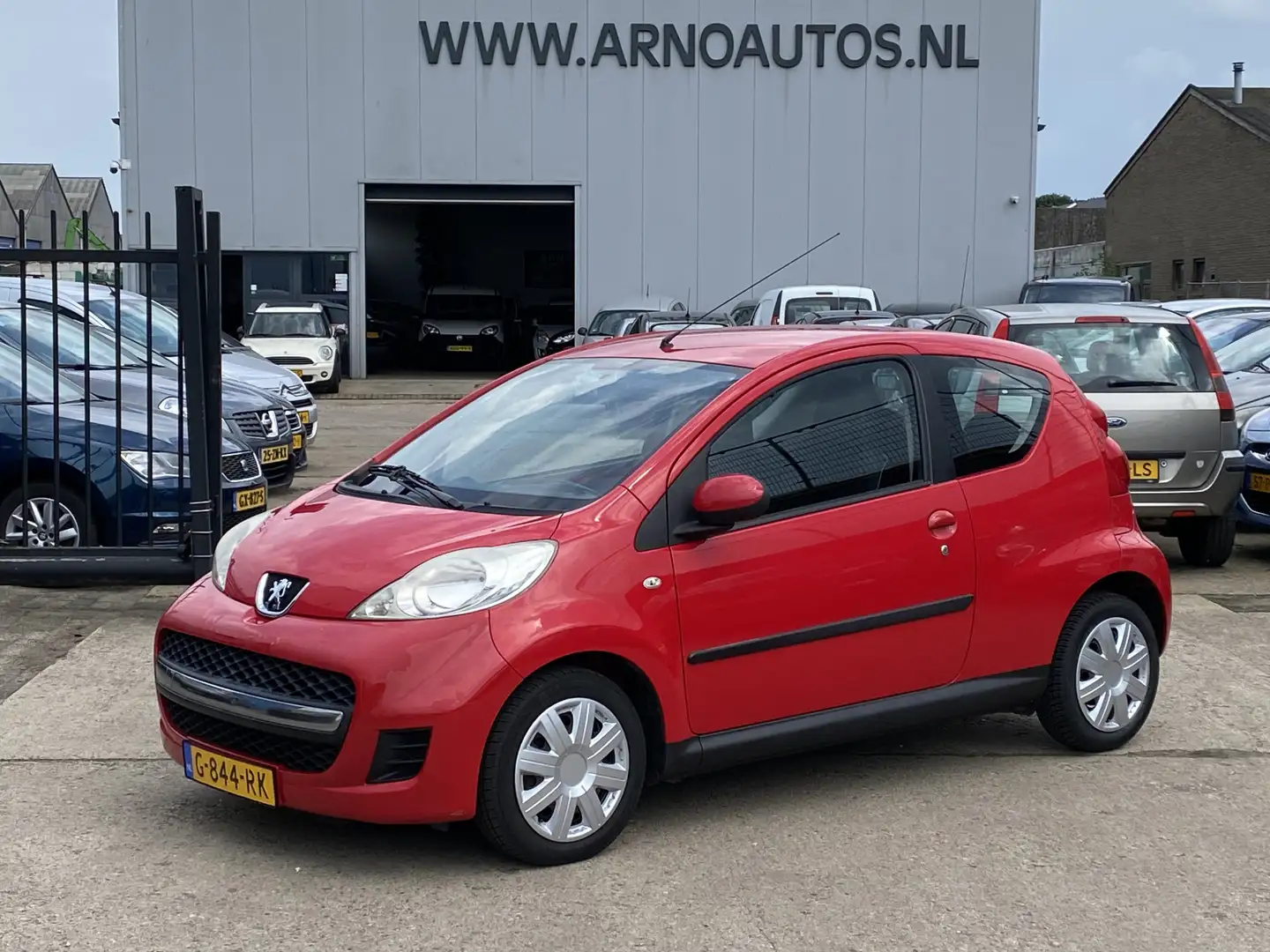 Peugeot 107 1.0 Access Accent, APK TOT 30-07-26, STUURBEKRACHT Rouge - 1
