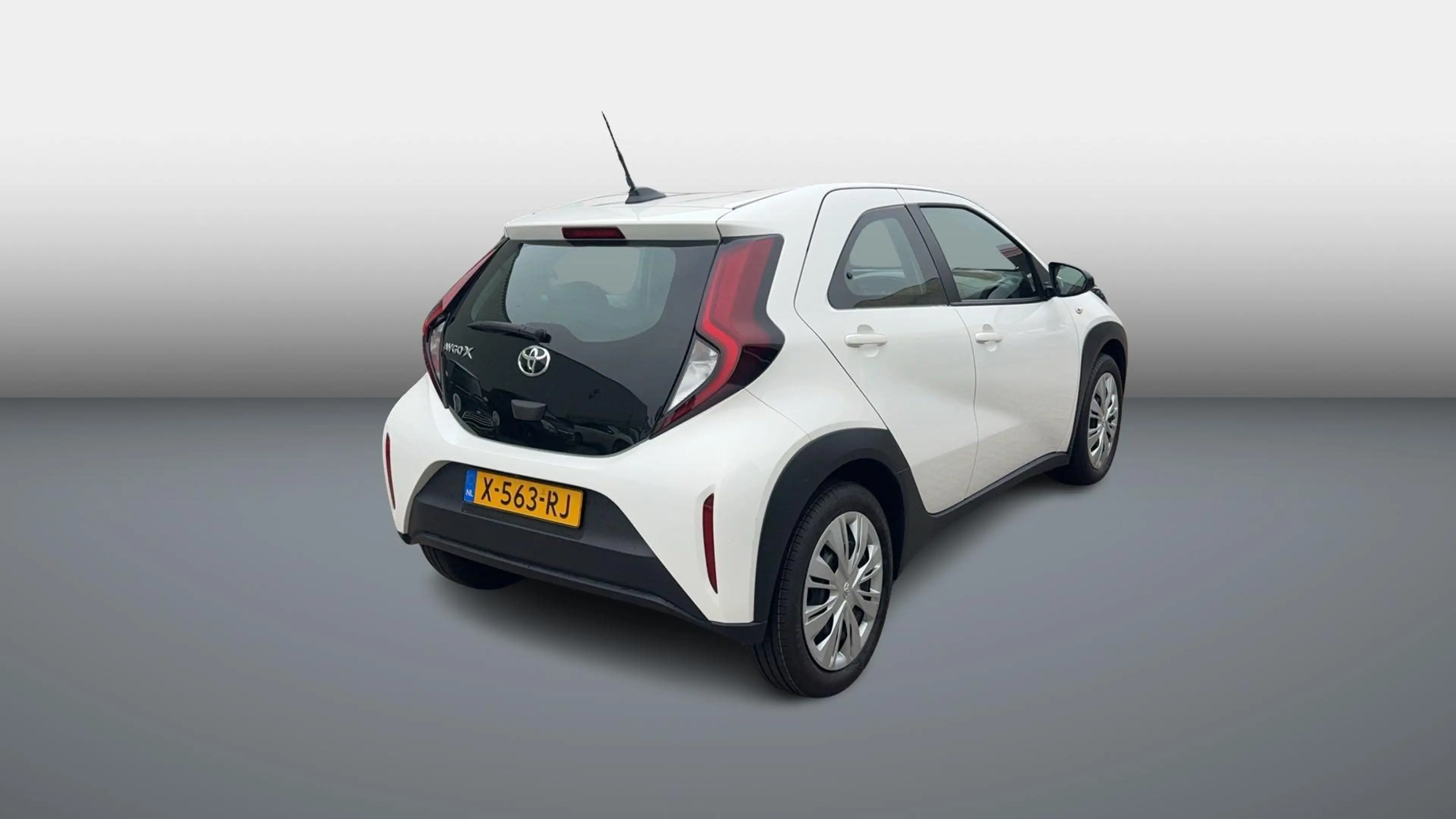 Toyota Aygo X 1.0 VVT-i MT Play Carplay/Btw/Volledig Dealeronder — photo 4