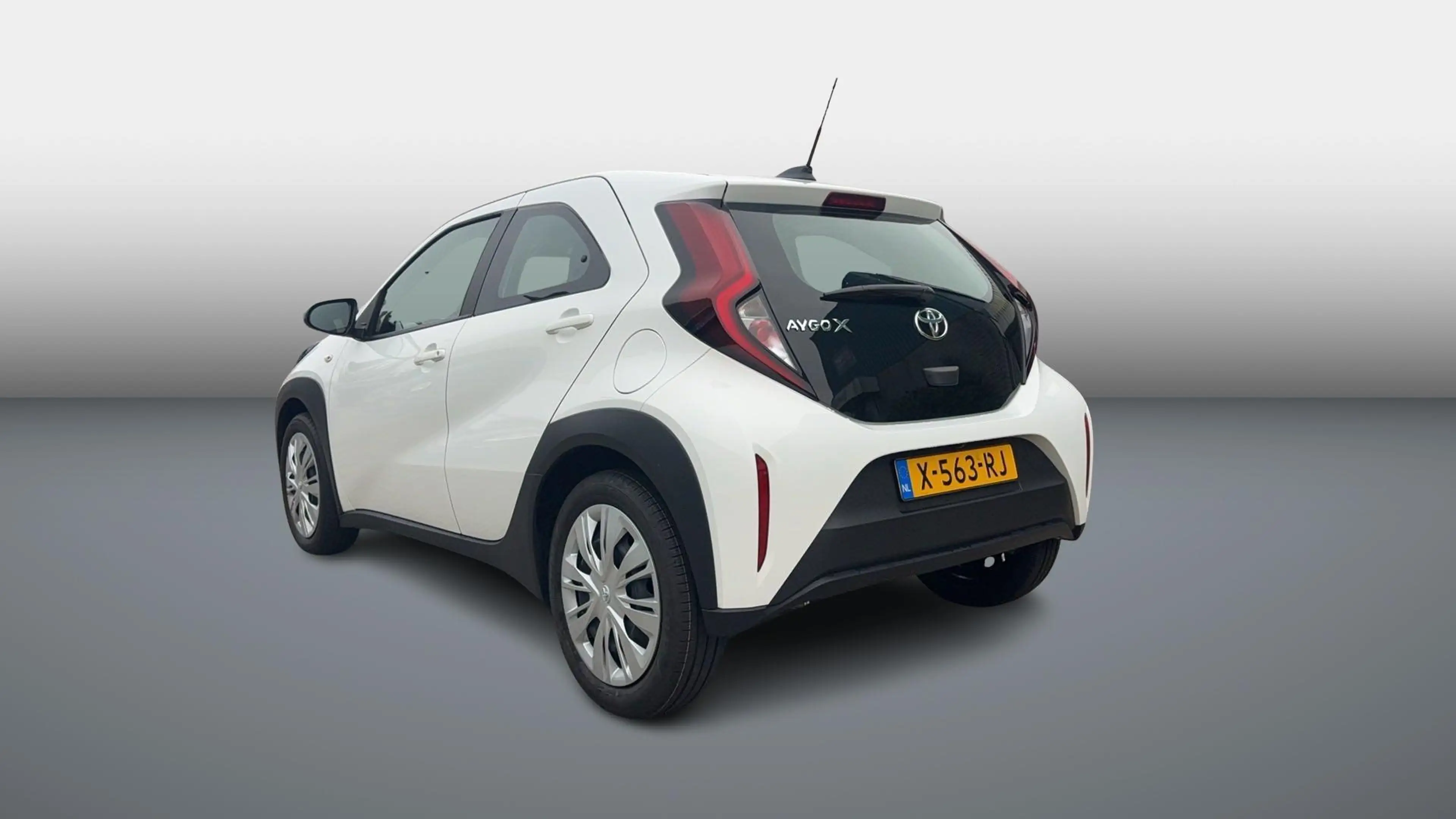 Toyota Aygo X 1.0 VVT-i MT Play Carplay/Btw/Volledig Dealeronder — photo 2