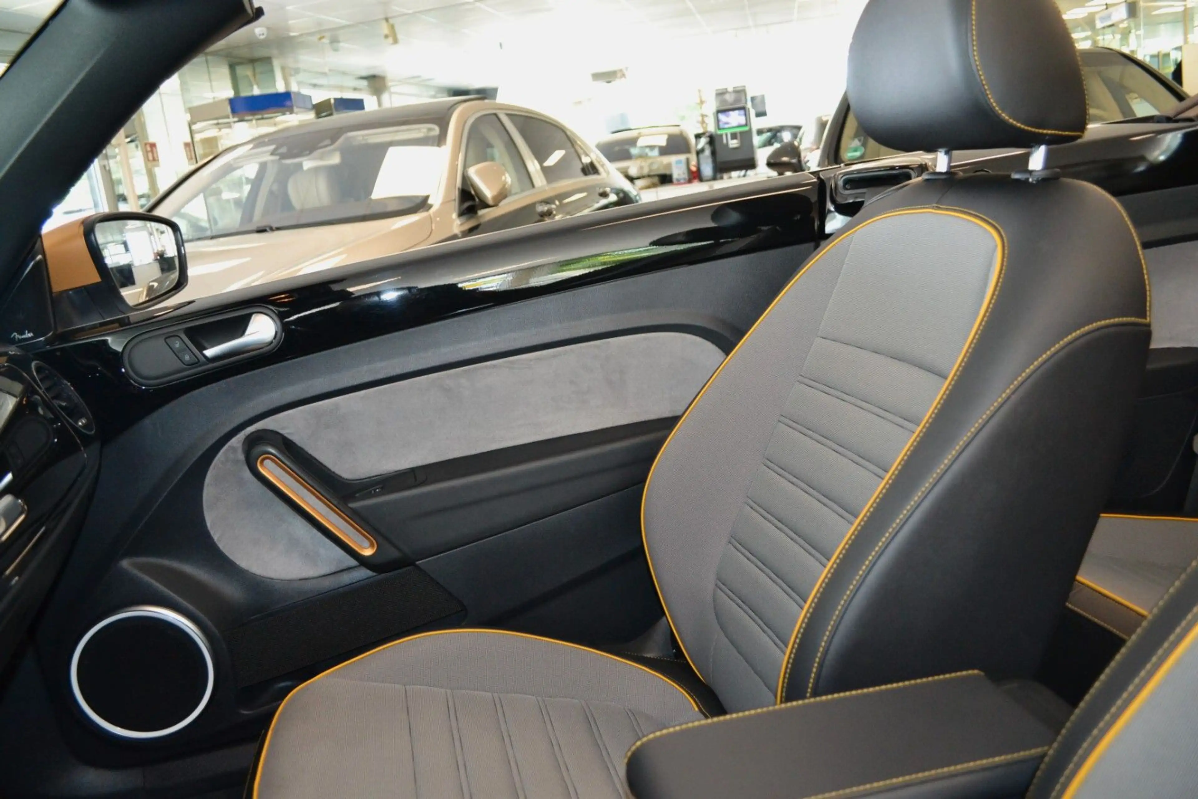 Volkswagen Beetle Cabriolet 1,8 Dune — photo 12