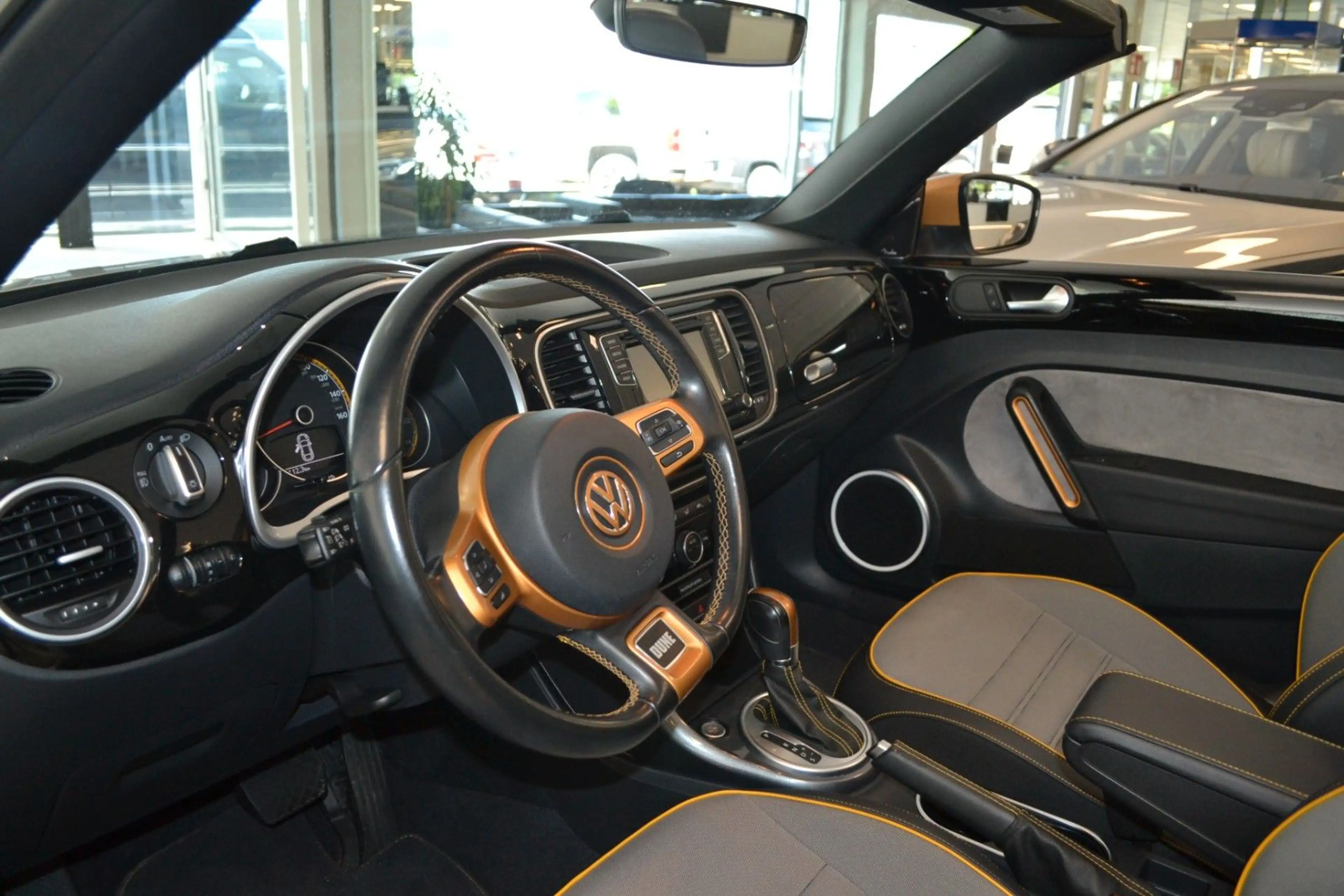 Volkswagen Beetle Cabriolet 1,8 Dune — photo 6