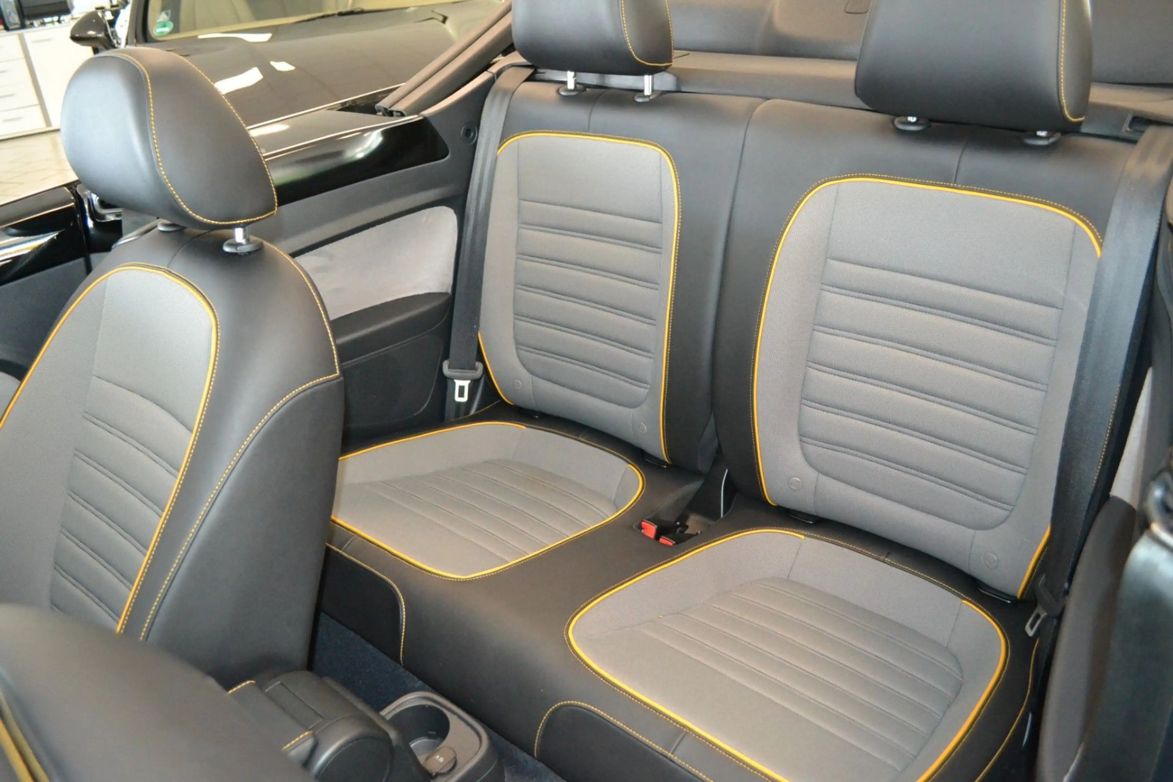 Volkswagen Beetle Cabriolet 1,8 Dune — photo 11