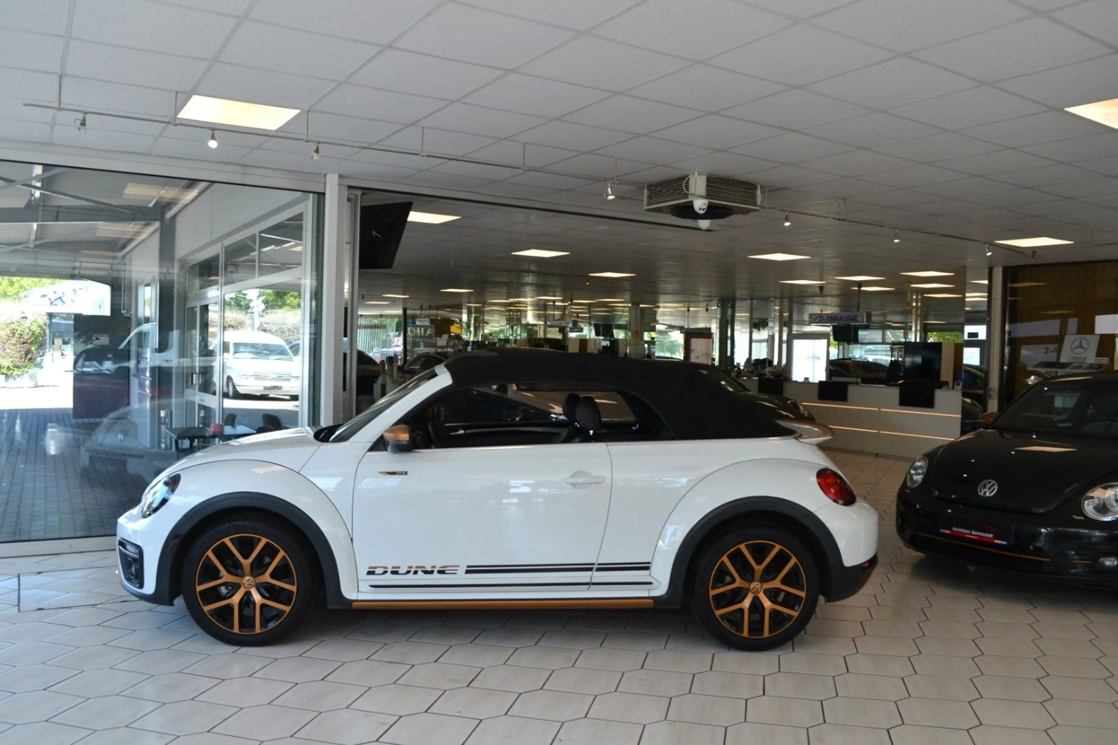 Volkswagen Beetle Cabriolet 1,8 Dune — photo 8