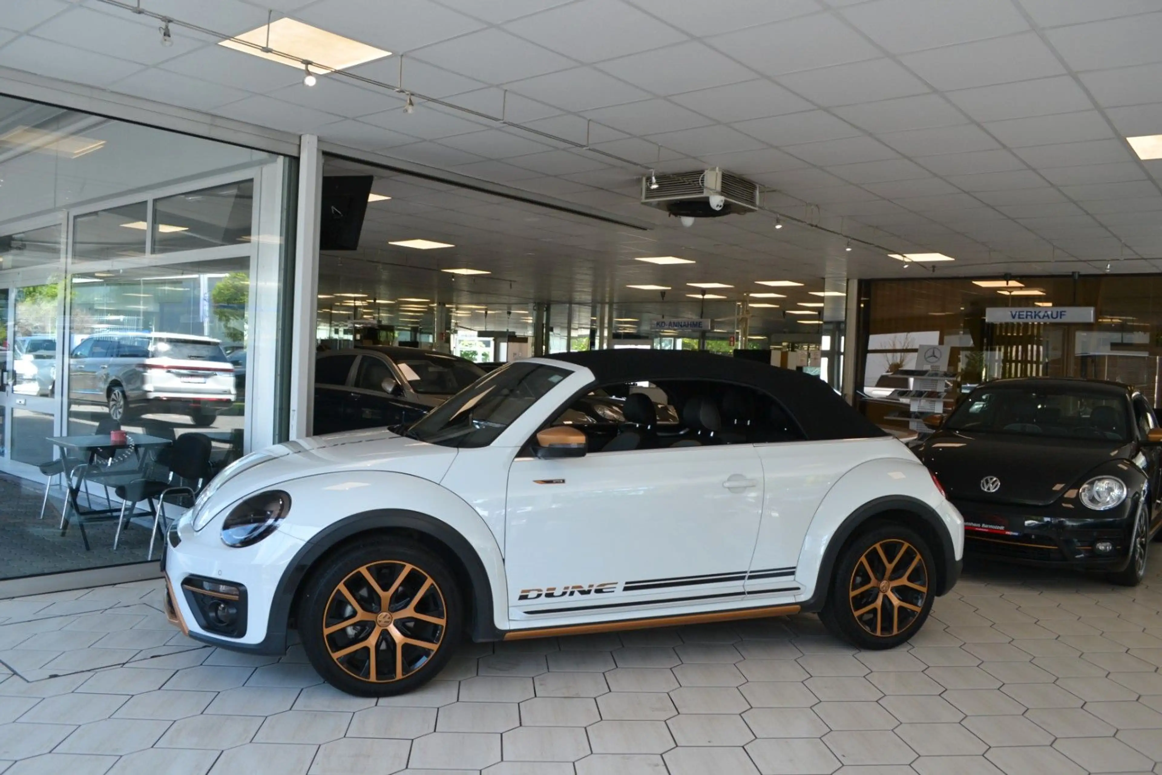 Volkswagen Beetle Cabriolet 1,8 Dune — photo 2