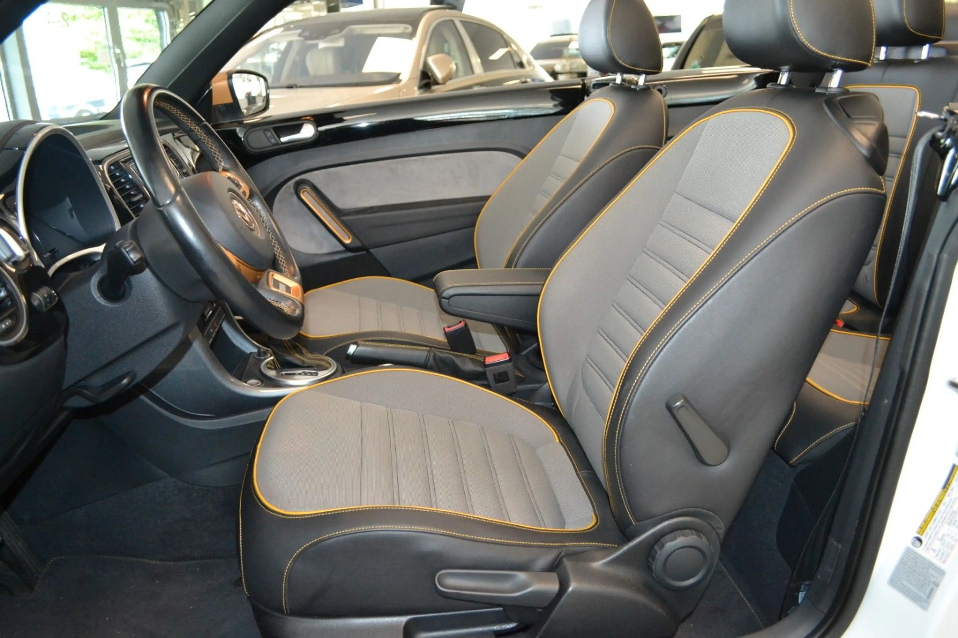 Volkswagen Beetle Cabriolet 1,8 Dune — photo 4
