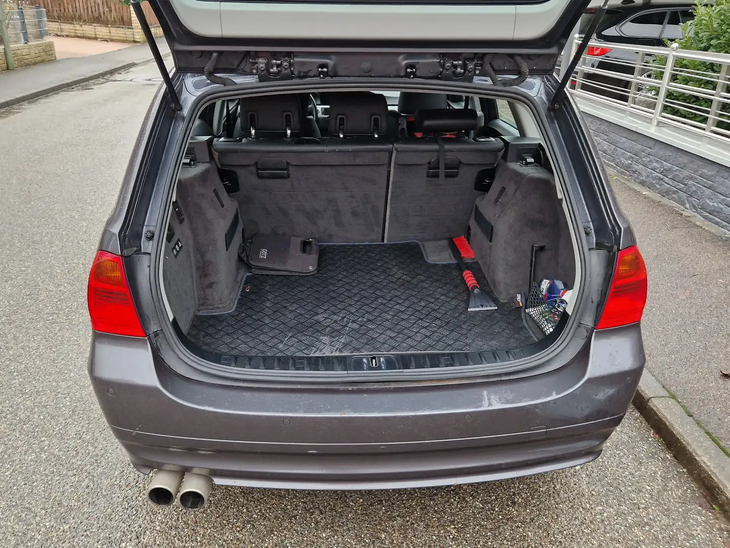 BMW 320 320i Touring Aut. Grau - 2