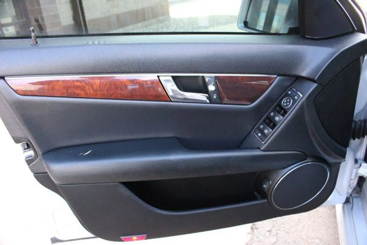 Mercedes-Benz C-Class снимка Mercedes-Benz C-Class