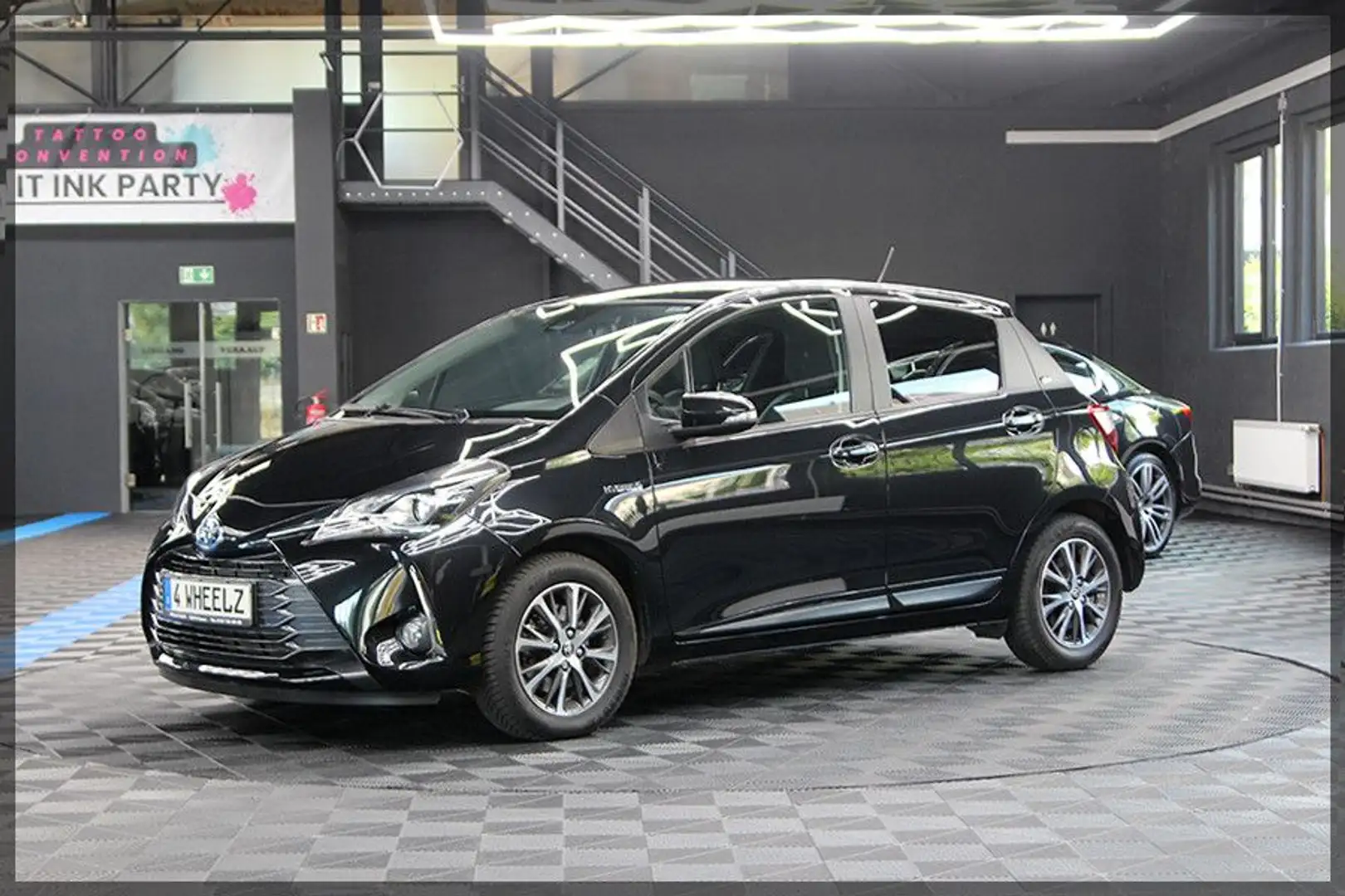 Toyota Yaris 1,5-l-VVT-i Hybrid CVT Y20 Club CAM / PDC Zwart - 2