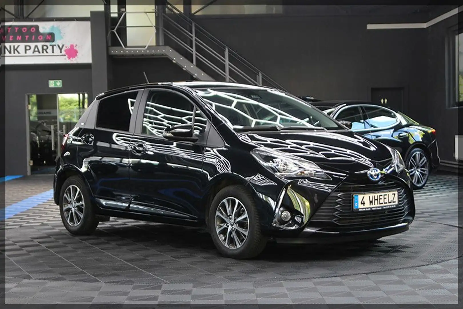 Toyota Yaris 1,5-l-VVT-i Hybrid CVT Y20 Club CAM / PDC Zwart - 1