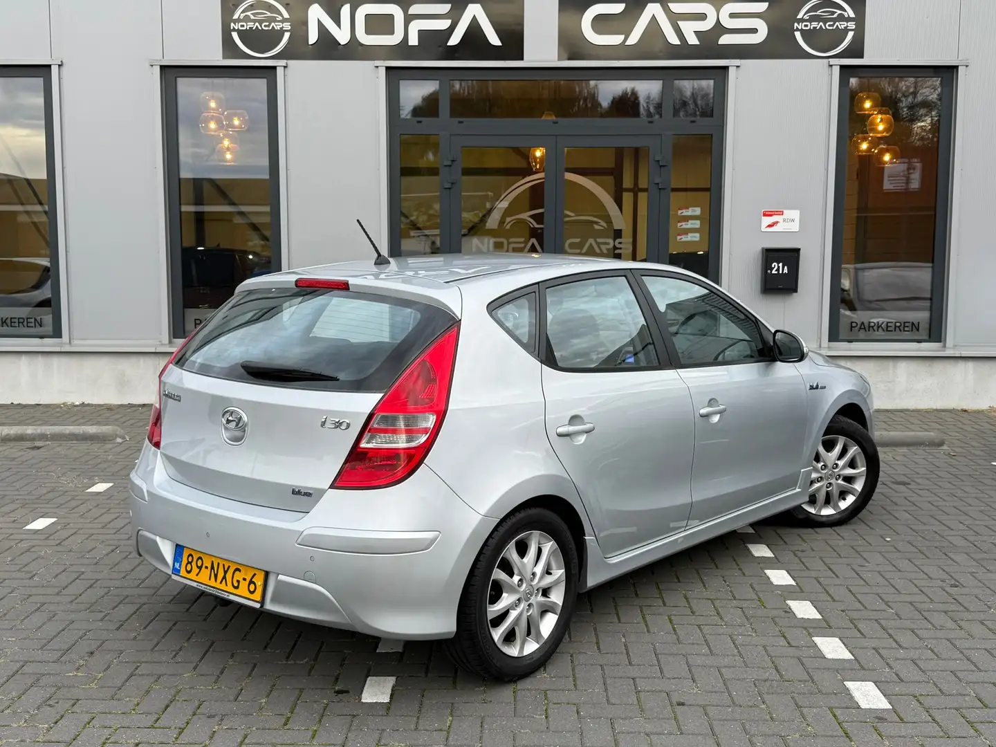 Hyundai i30 1.6i i-Motion|NAP|Trekhaak|2de eigenaar Grijs - 2