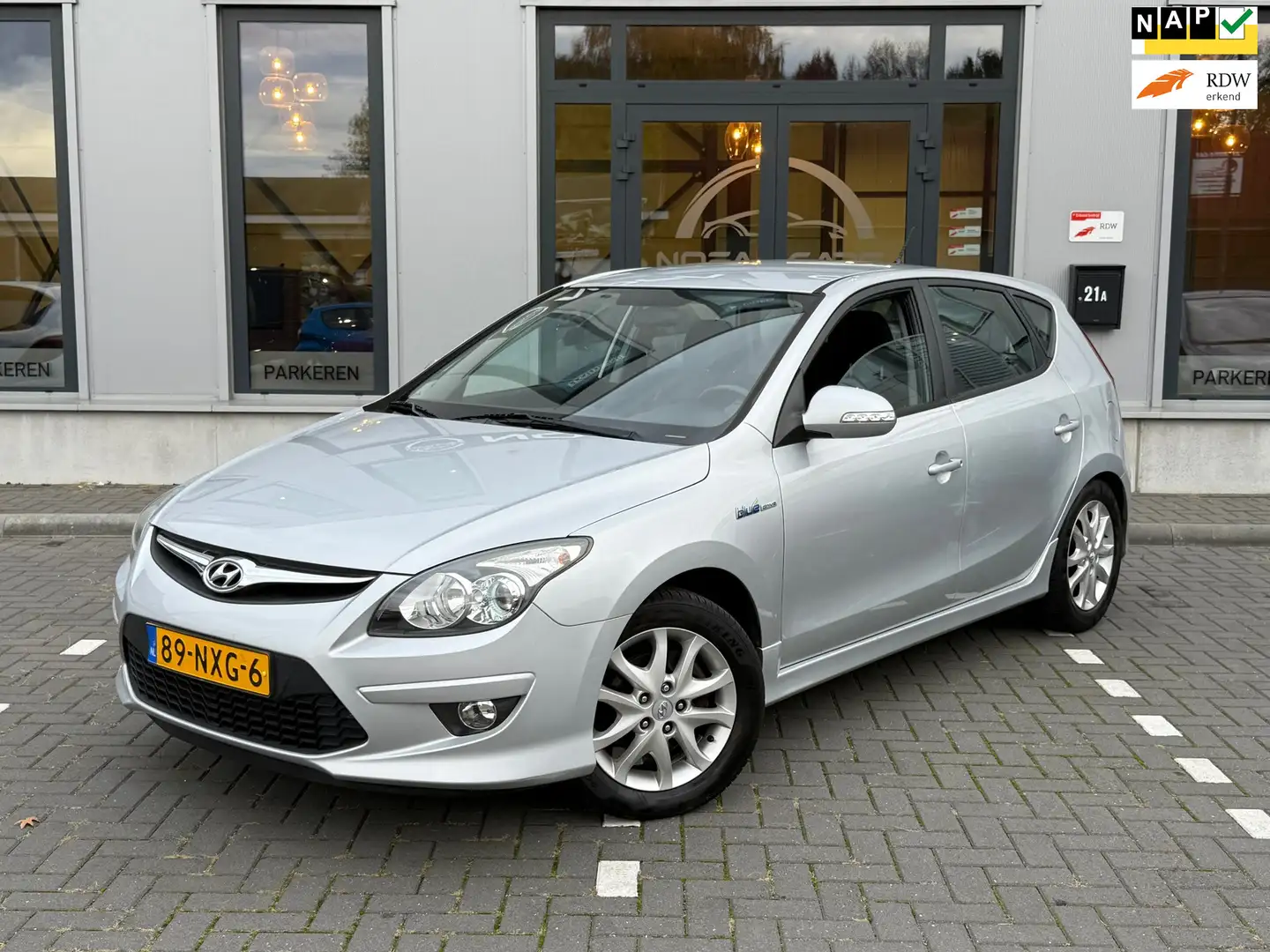 Hyundai i30 1.6i i-Motion|NAP|Trekhaak|2de eigenaar Grijs - 1