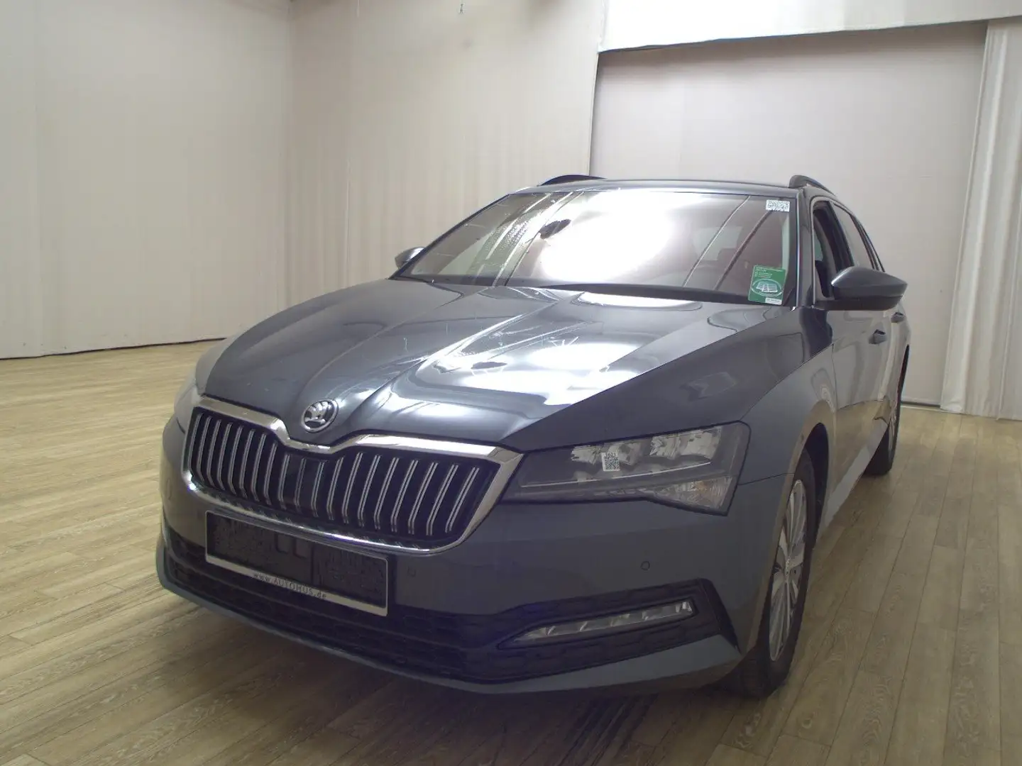 Skoda Superb Kombi 2.0 TDI Ambition Navi LED RFK AHK Grau - 2