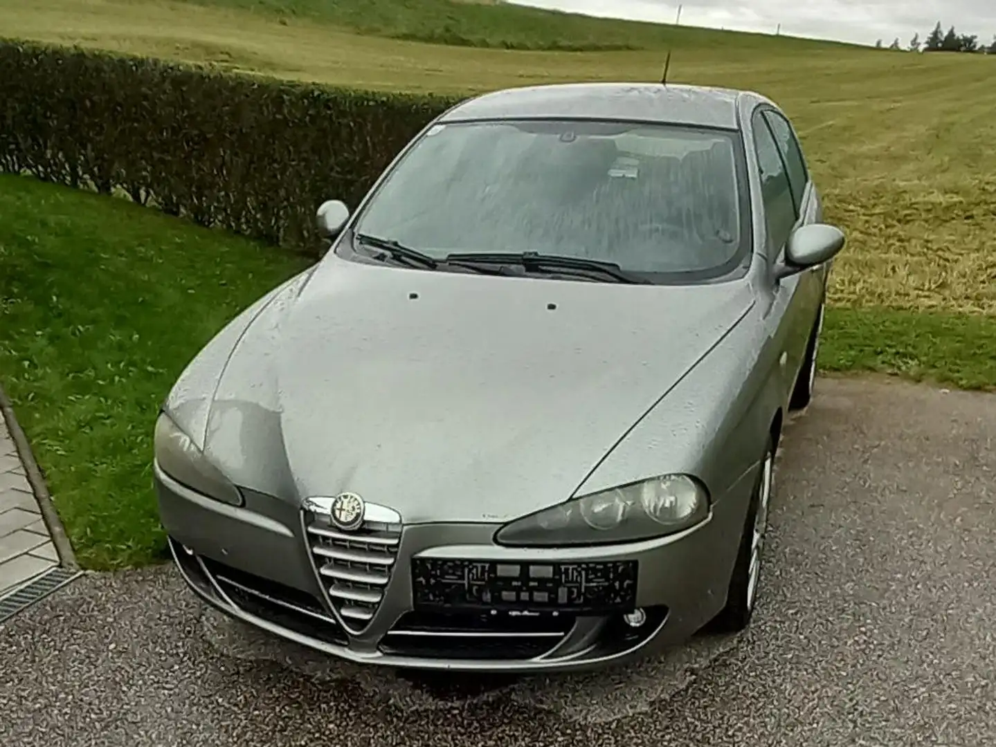 Alfa Romeo 147 Alfa 147 1,9 JTD Distinctive Distinctive Grau - 1
