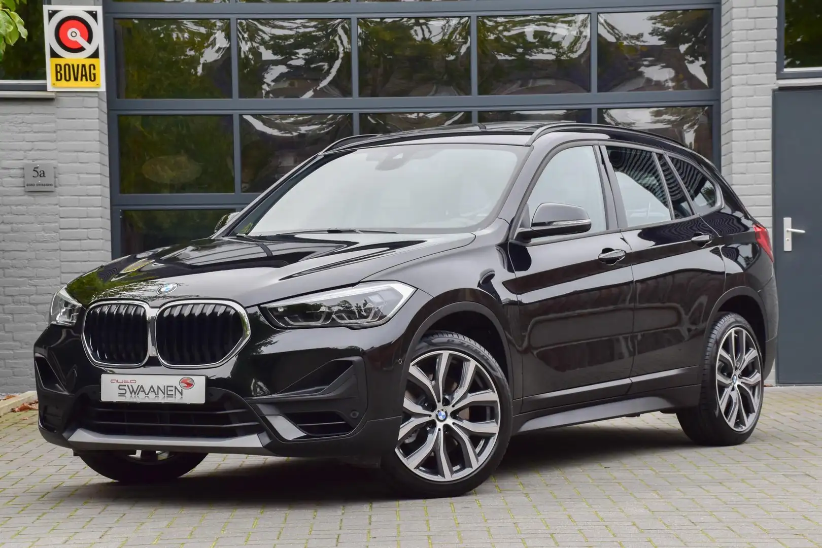 BMW X1 sDrive20i High Executive | Panoramadak | Leer Zwart - 1