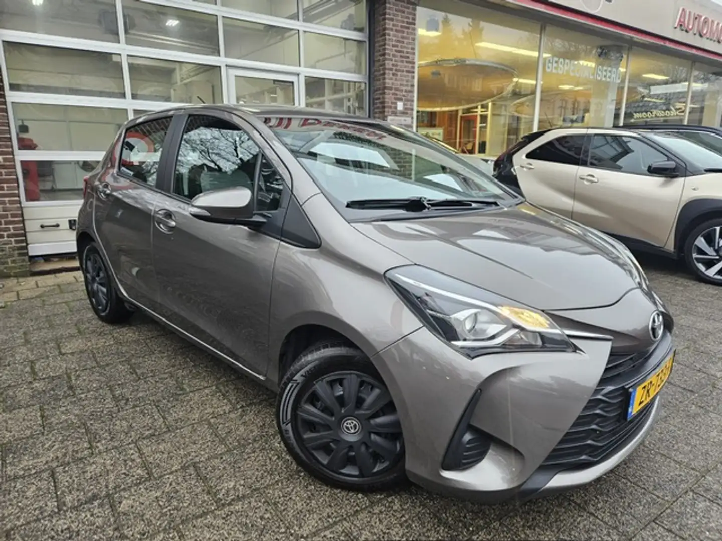 Toyota Yaris 1.5 VVT-i Active Afneembare trekhaak Grijs - 2
