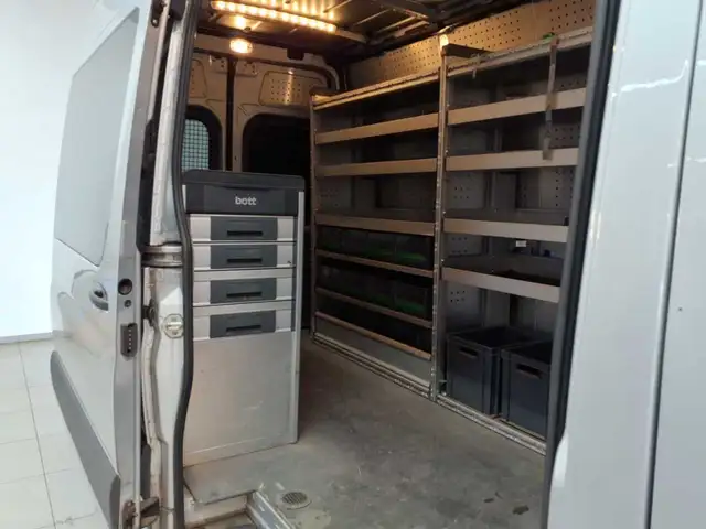 Mercedes-Benz Sprinter view 9