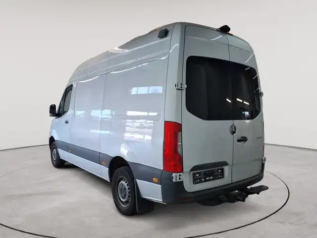 Mercedes-Benz Sprinter view 2