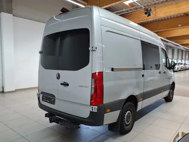Mercedes-Benz Sprinter view 4