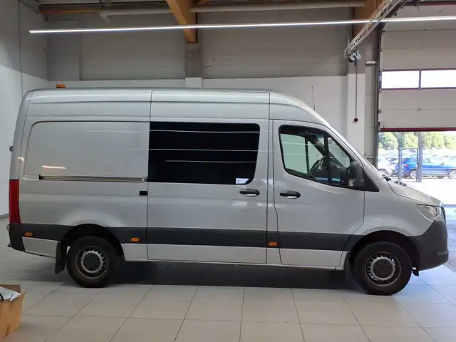 Mercedes-Benz Sprinter view 3