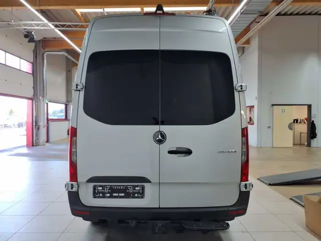 Mercedes-Benz Sprinter view 5