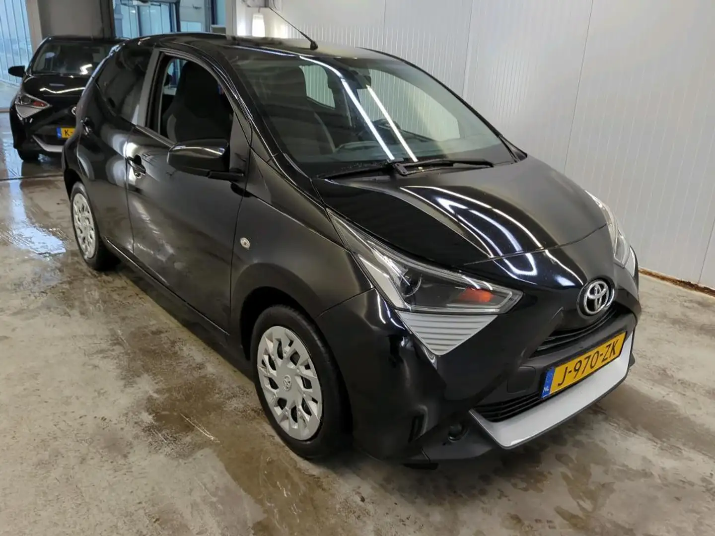 Toyota Aygo 1.0 VVT-i X-Play 5-DRS Airco DAB+ Carplay Navi X-P Schwarz - 2