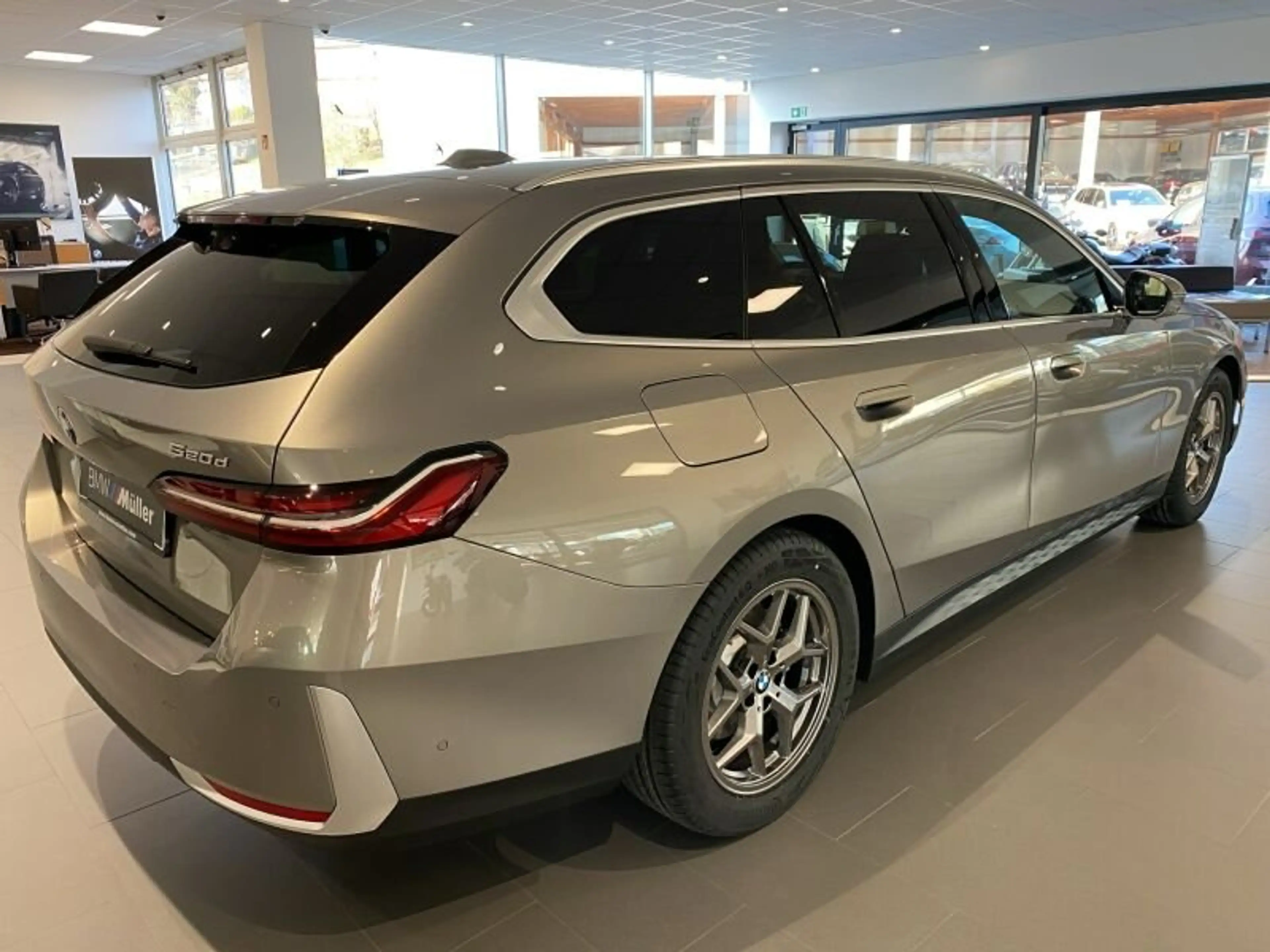 BMW 520 d Touring — photo 6