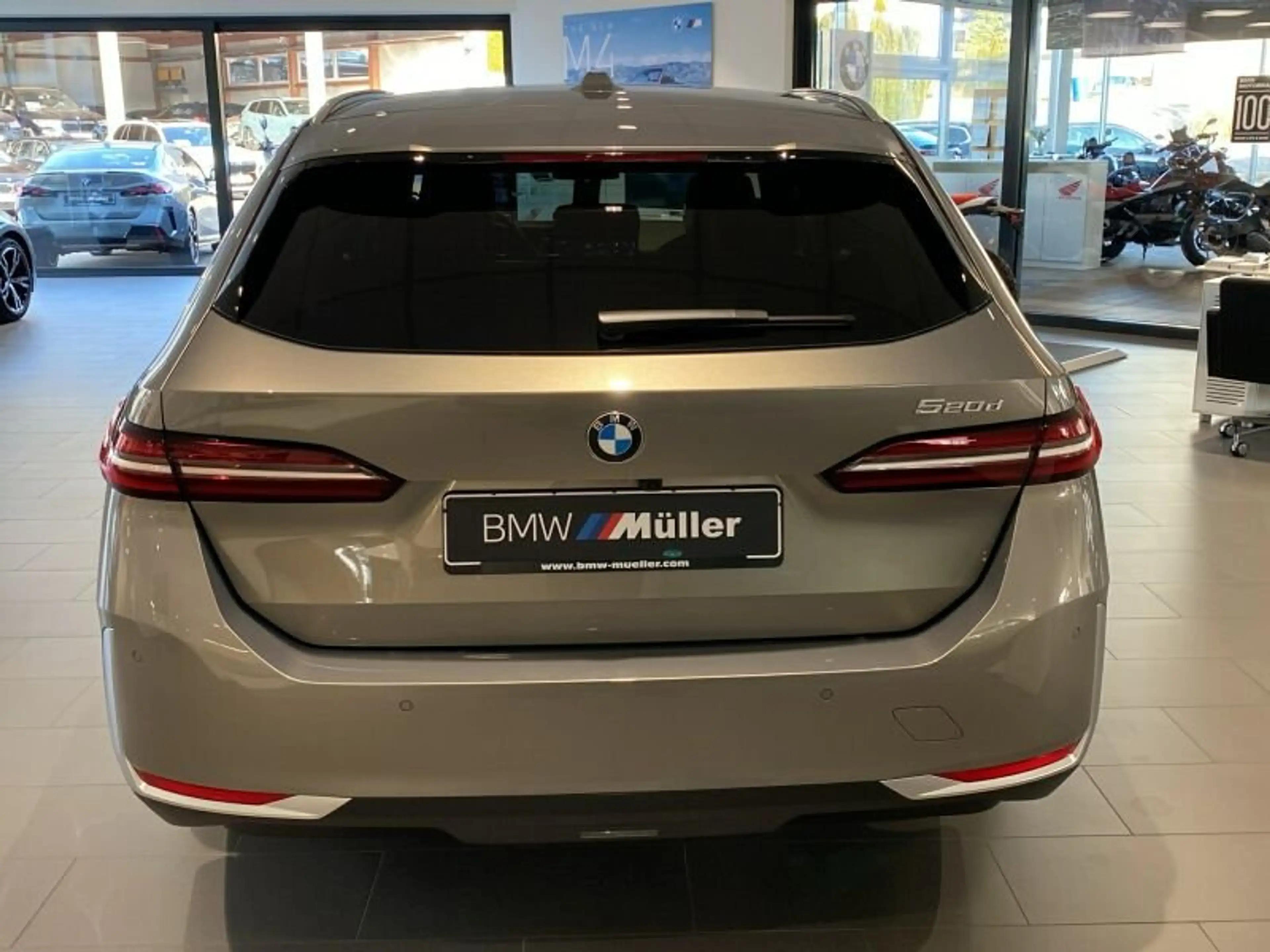 BMW 520 d Touring — photo 2