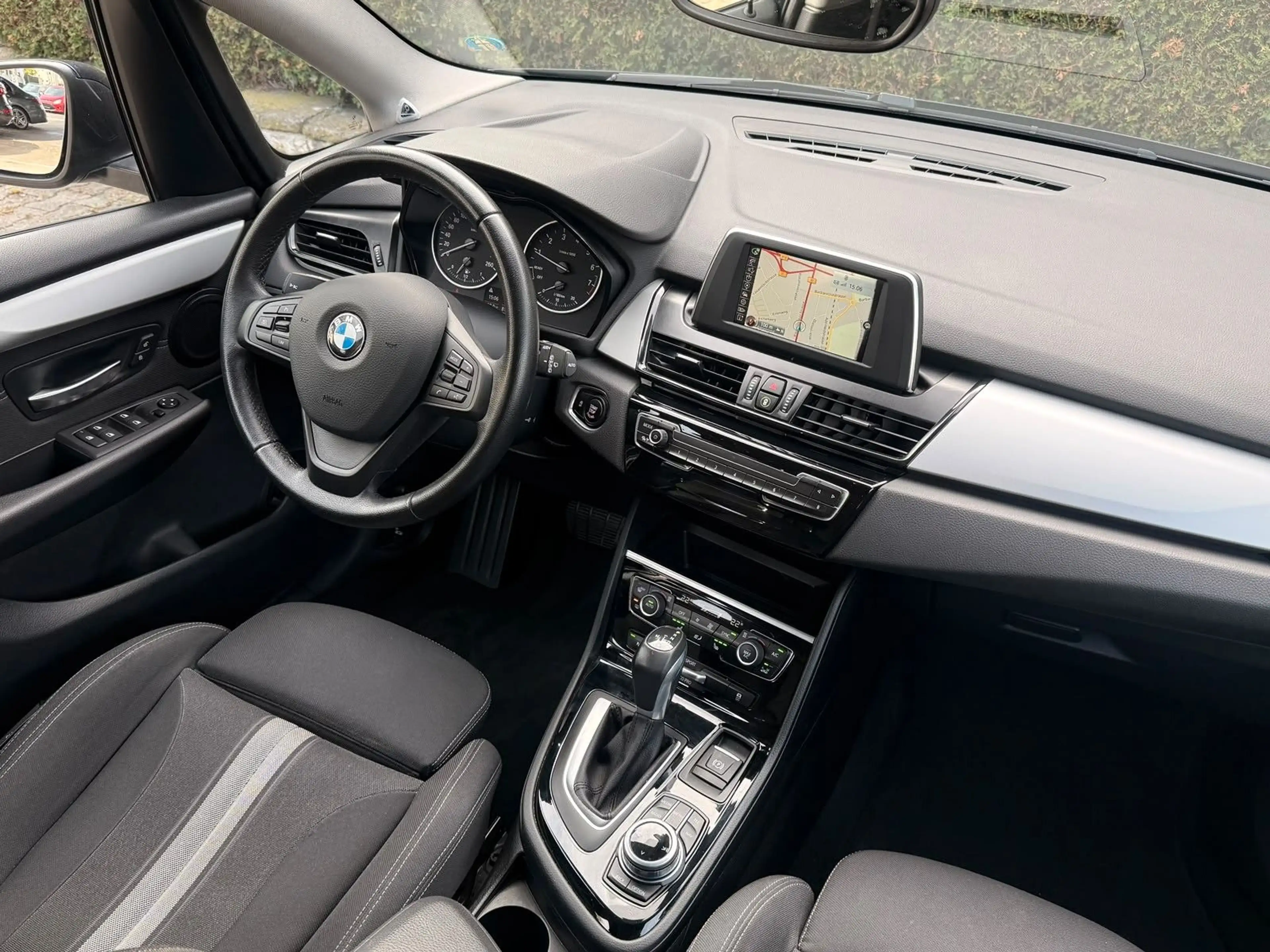 BMW 218 i *AUT.*NAVI*STHZ*KEYLESS*LED*TEMP.* — photo 13