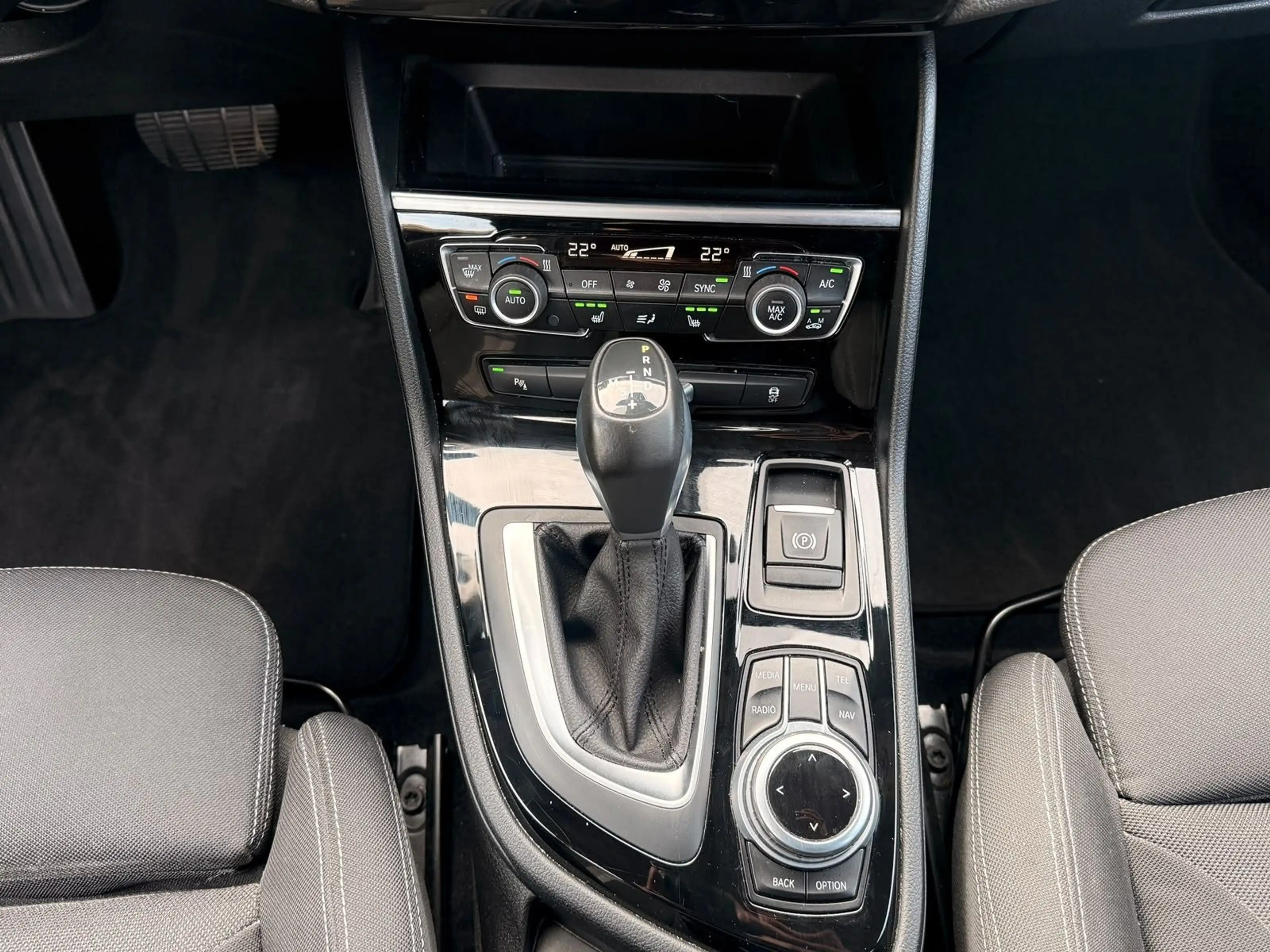 BMW 218 i *AUT.*NAVI*STHZ*KEYLESS*LED*TEMP.* — photo 15