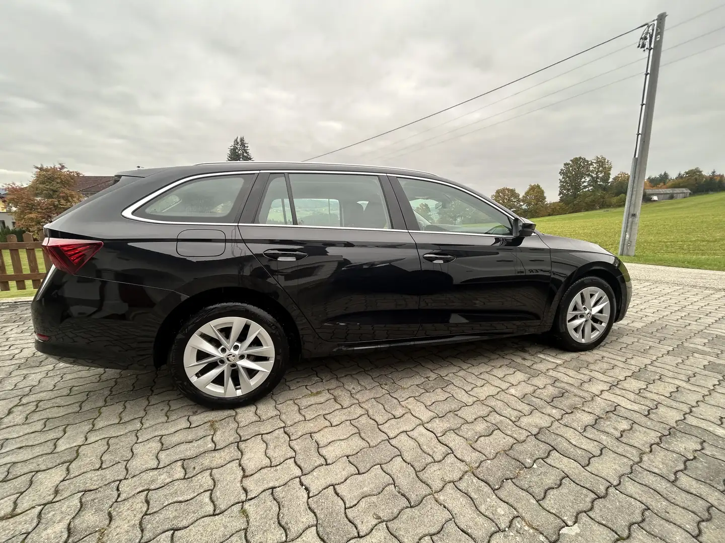 Skoda Octavia Combi 2,0 TDI Style DSG Matrix elektr Sitze Kamera Schwarz - 2