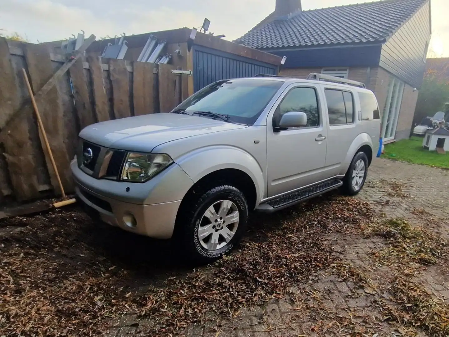 Nissan Pathfinder 2.5 dCi LE Premium Zilver - 1