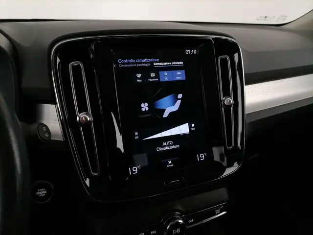 Volvo XC40 view 16